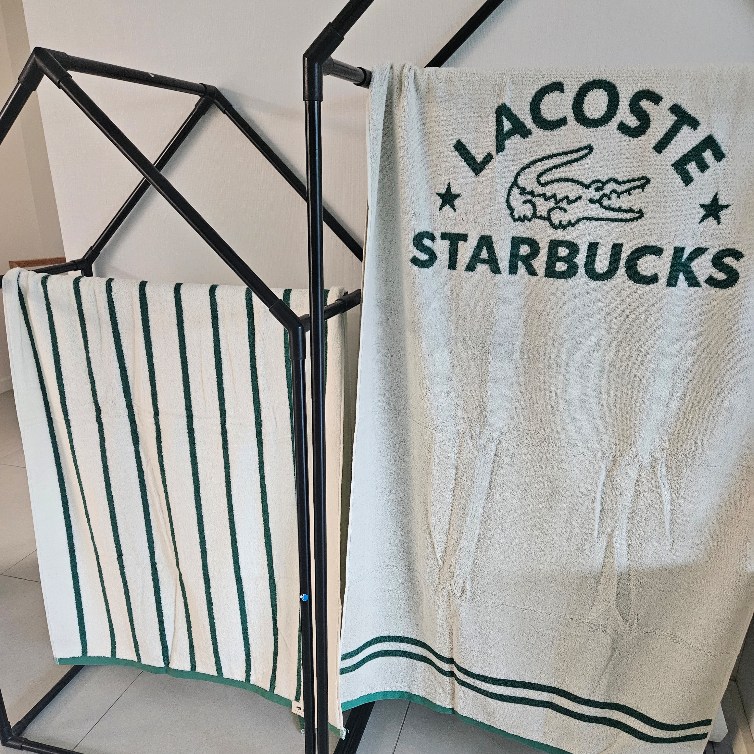 Starbucks x Lacoste Trent Towel Ivory, Starbucks x Lacoste Trent Towel Stripe 착용 스타일 - 2
