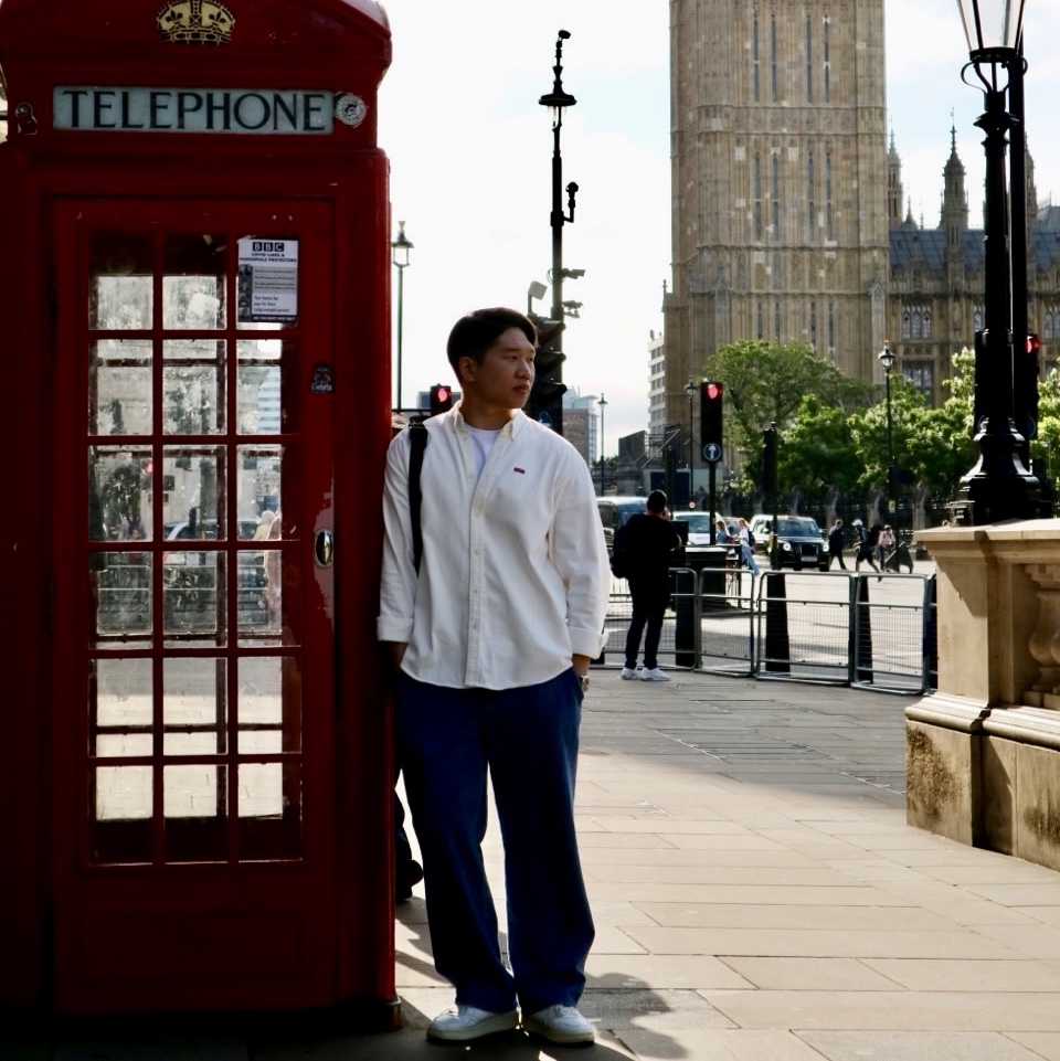 Supreme Small Box Shirt White Denim - 24FW, Autry Medalist Low Goatskin Sneakers White 착용 스타일 - 5