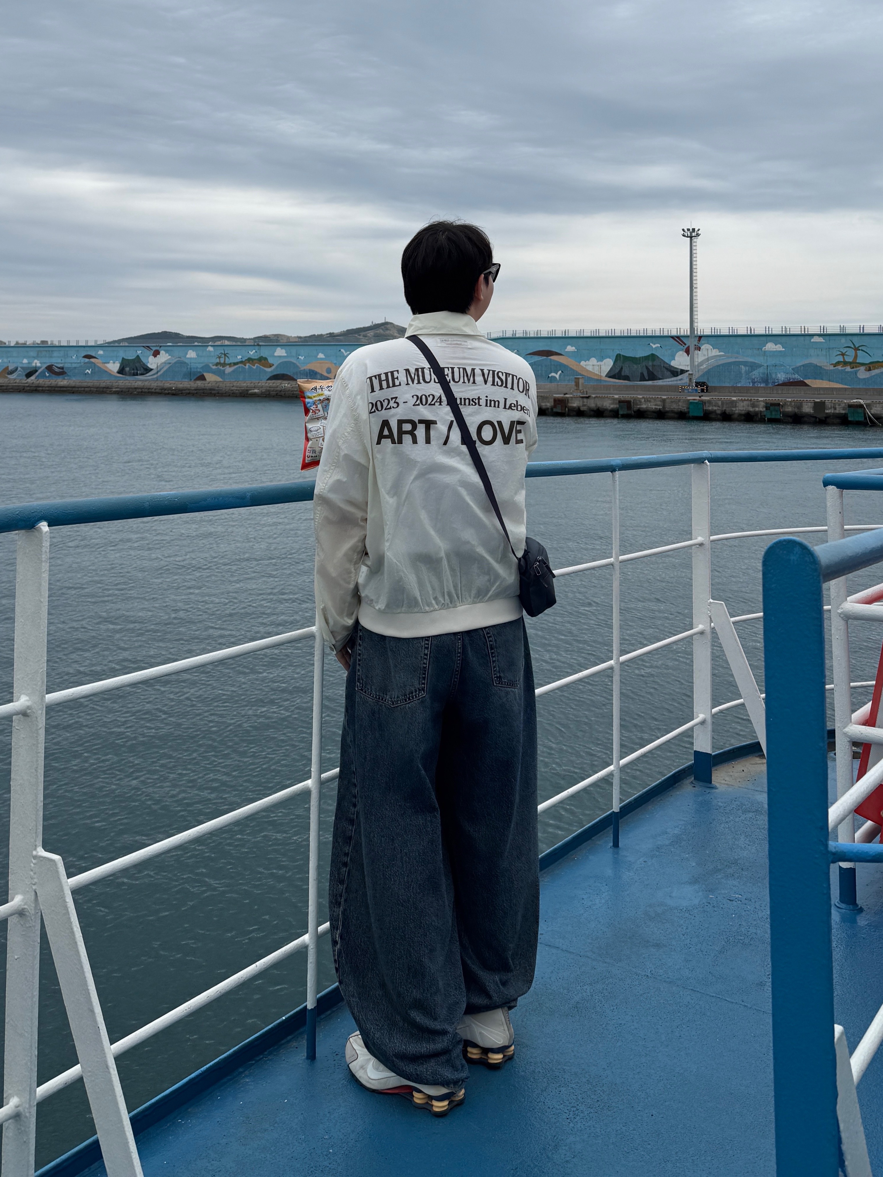 The Museum Visitor 2023 - 2024 Art Love Curved Zipper Windbreaker Ivory, Nike Shox R4 PRM Light Iron Ore and Phantom 착용 스타일