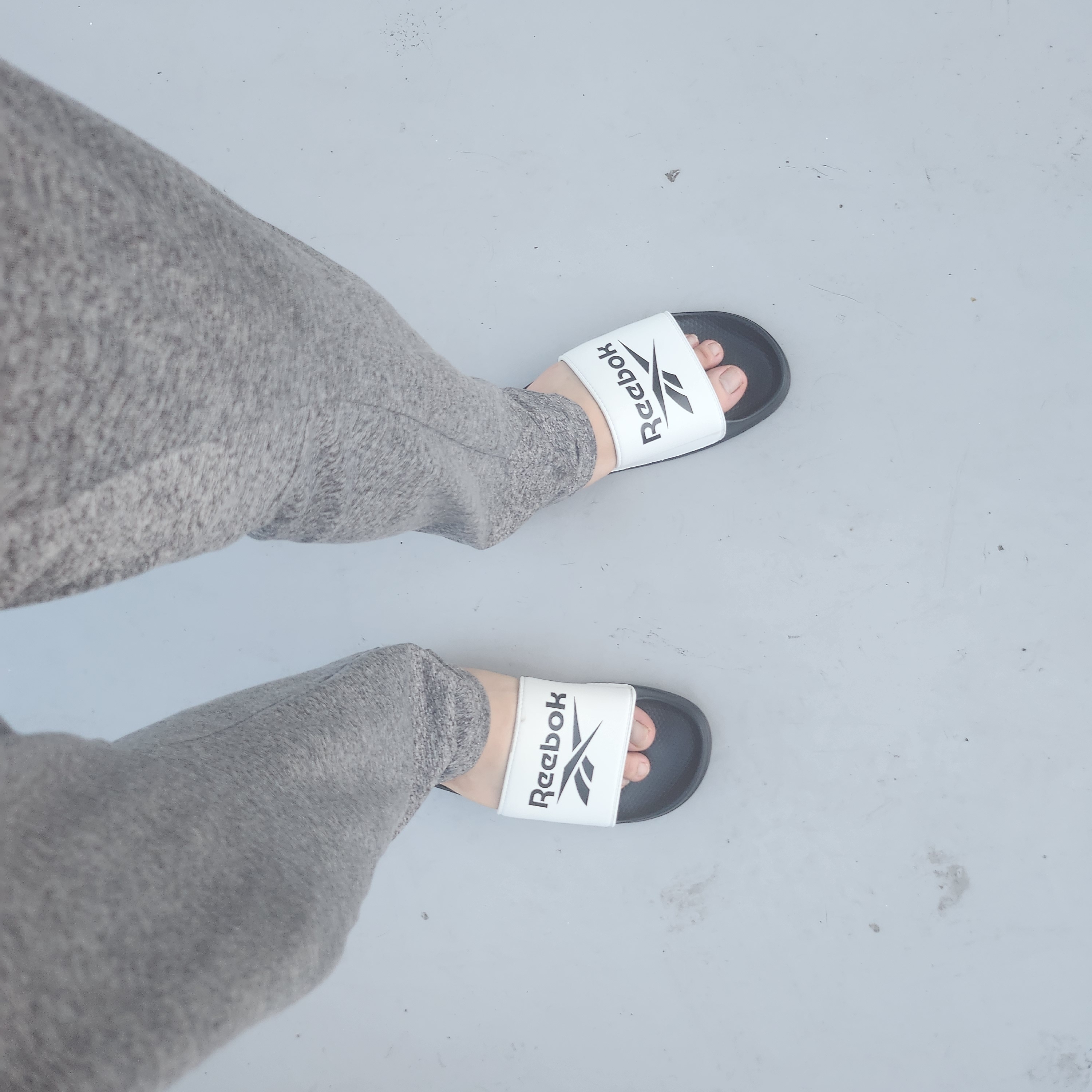 Reebok Fulgur Slide White Black 착용 스타일