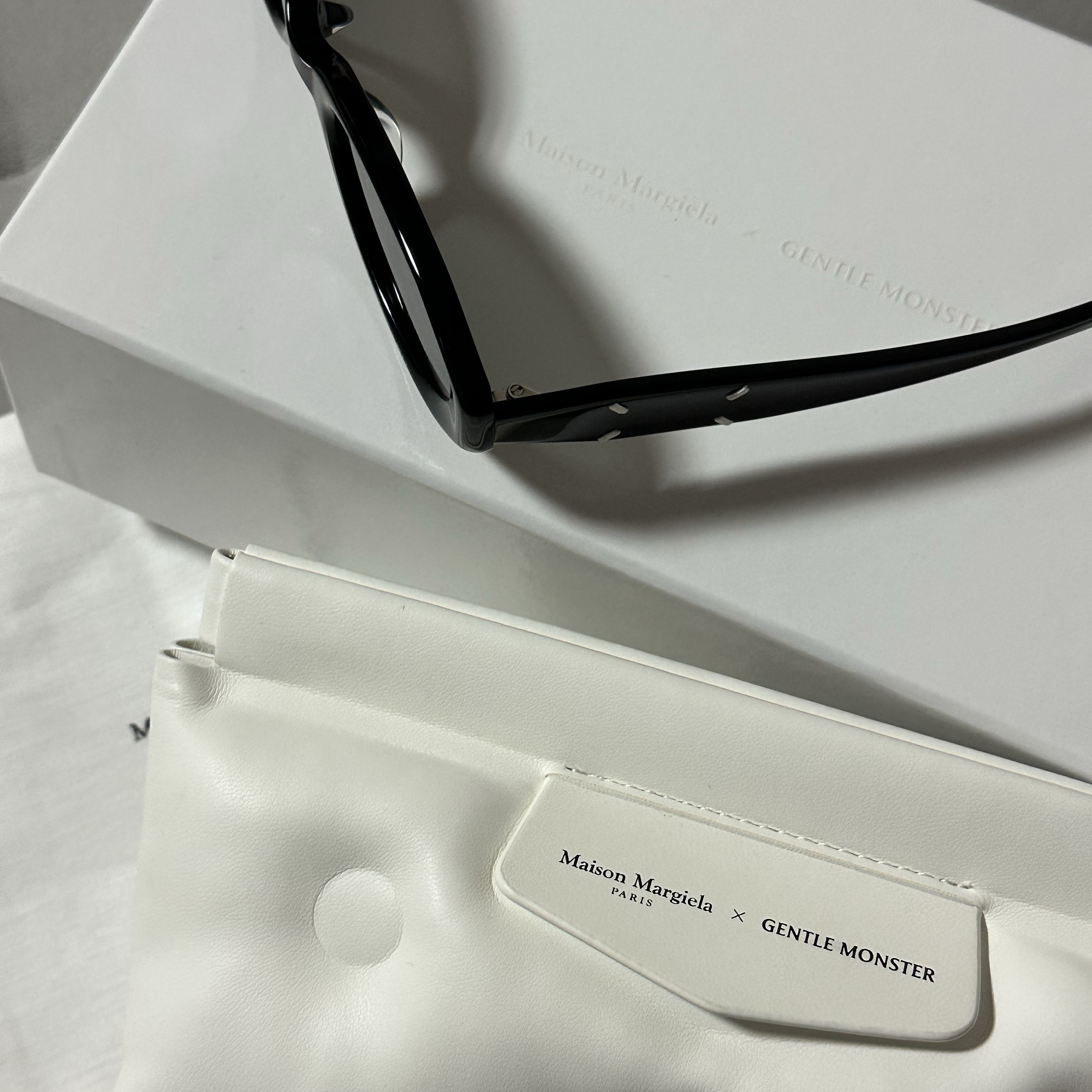 Gentle Monster x Maison Margiela MM204 Black Gray 착용 스타일 - 2