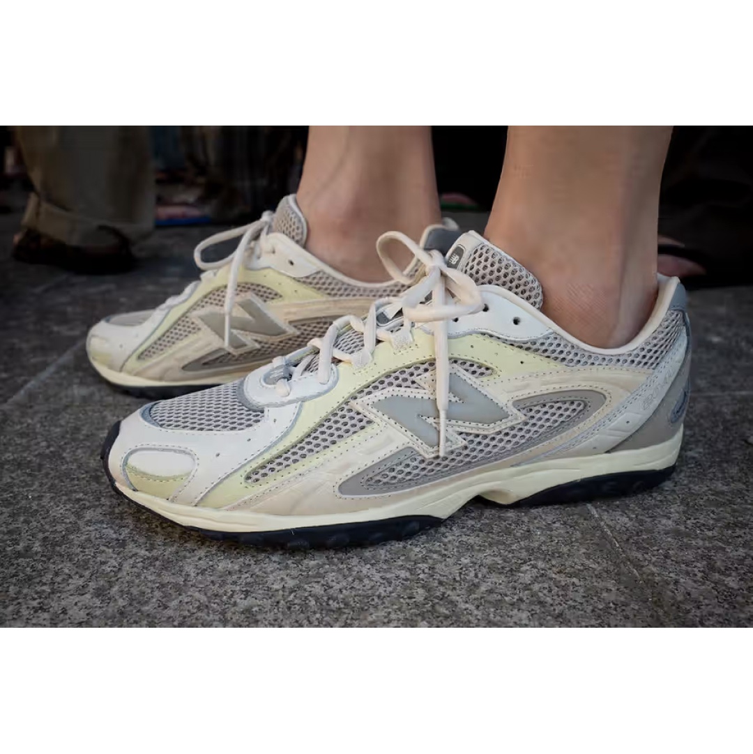 New Balance x Auralee 475 London Fog Taupe Gray, New Balance x Auralee 475 Aloe Wash Beechnut 착용 스타일 - 2