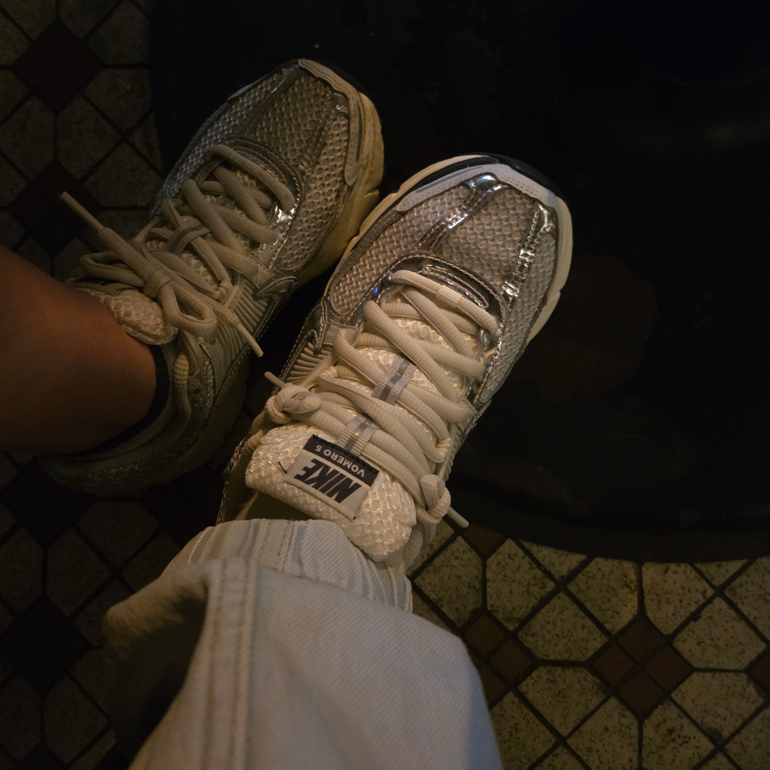 (W) Nike Zoom Vomero 5 Photon Dust and Metallic Silver 착용 스타일