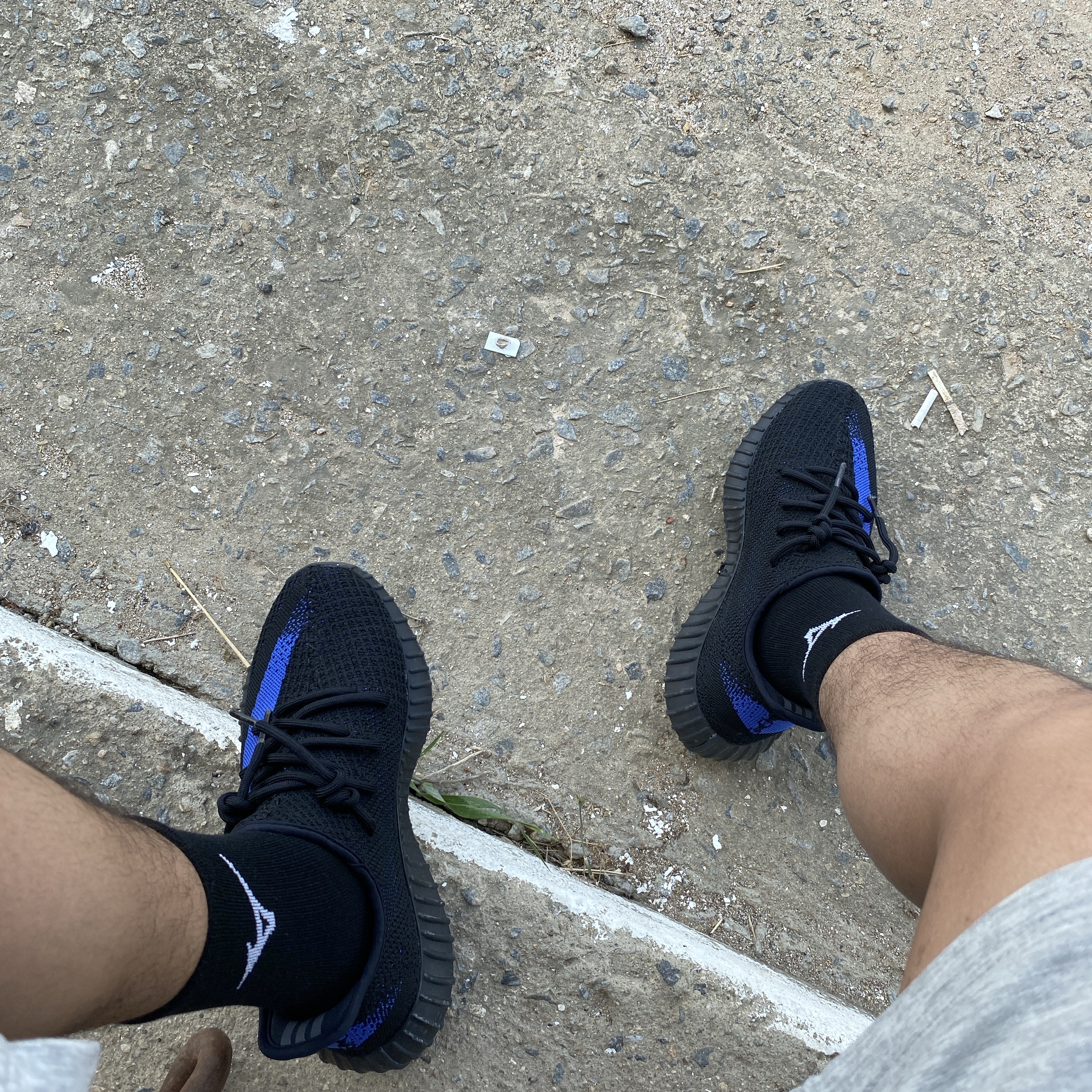 Adidas Yeezy Boost 350 V2 Slate Core Black 2022/2023 착용 스타일 - 2