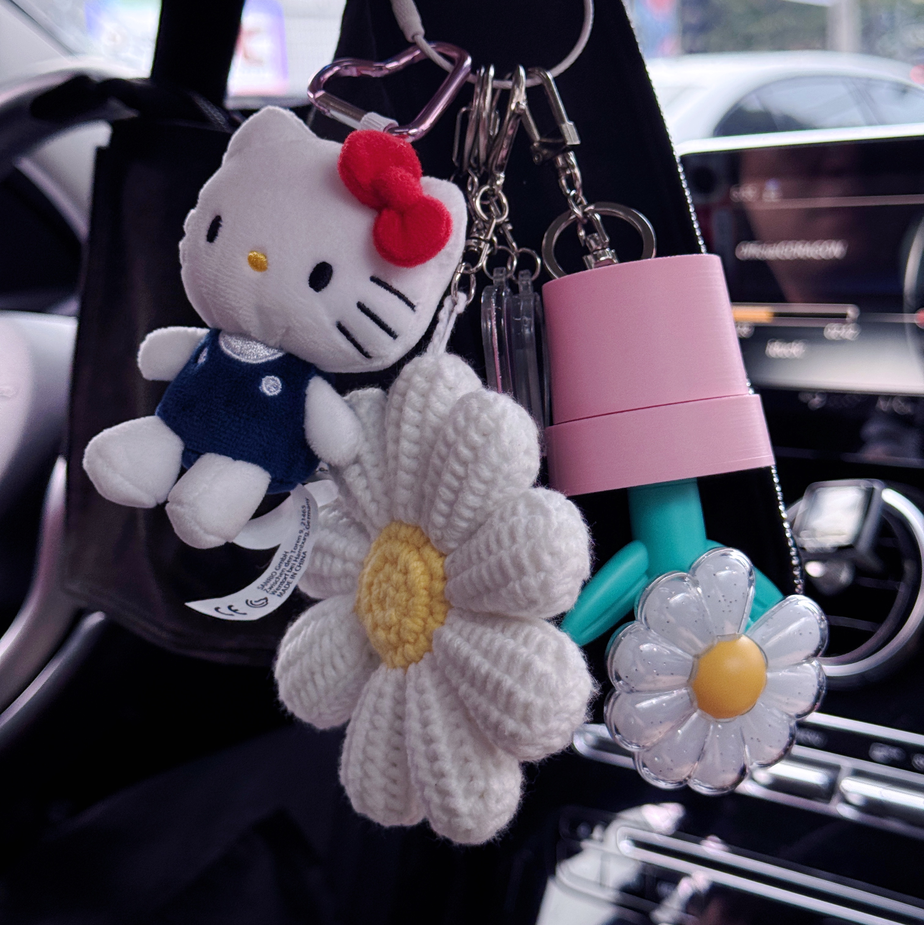 Sanrio Hello Kitty Mini Mascot Holder, G-DRAGON Ubermensch Official Mini Light Keyring Mint 착용 스타일