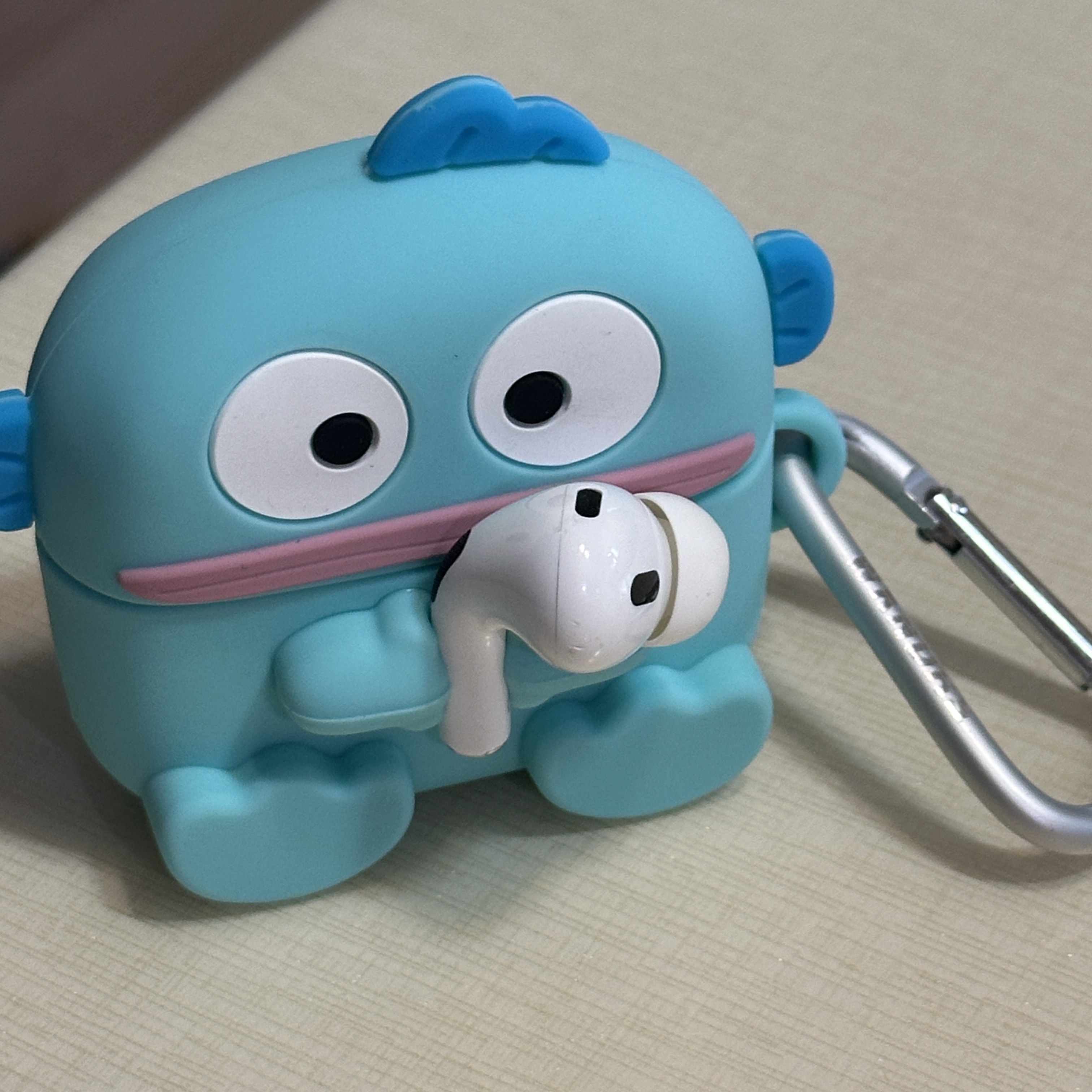 Sanrio Hangyodon AirPods Pro 1st/2nd gen Case 착용 스타일 - 3