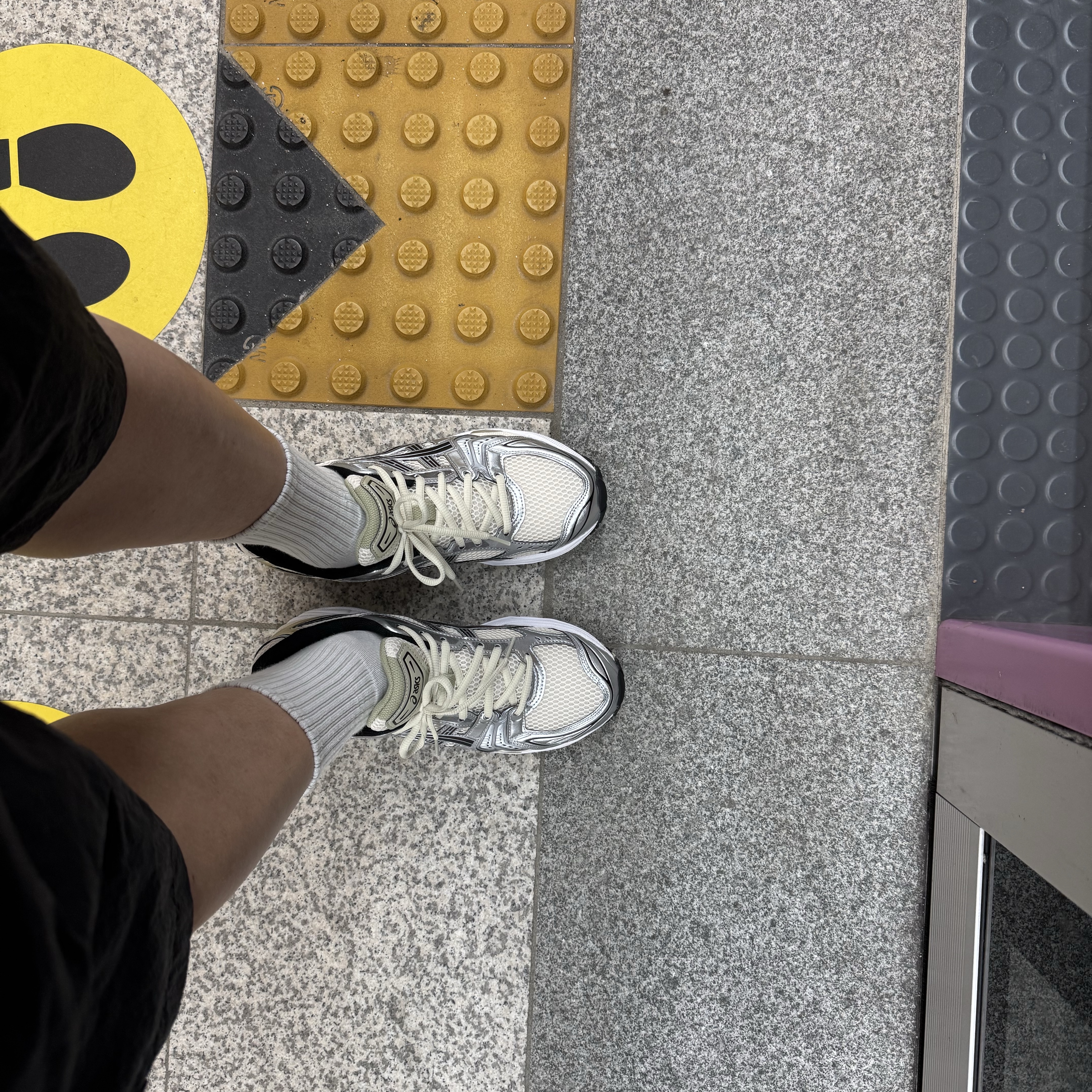Asics Gel-Kayano 14 Birch Pure Silver 착용 스타일 - 2