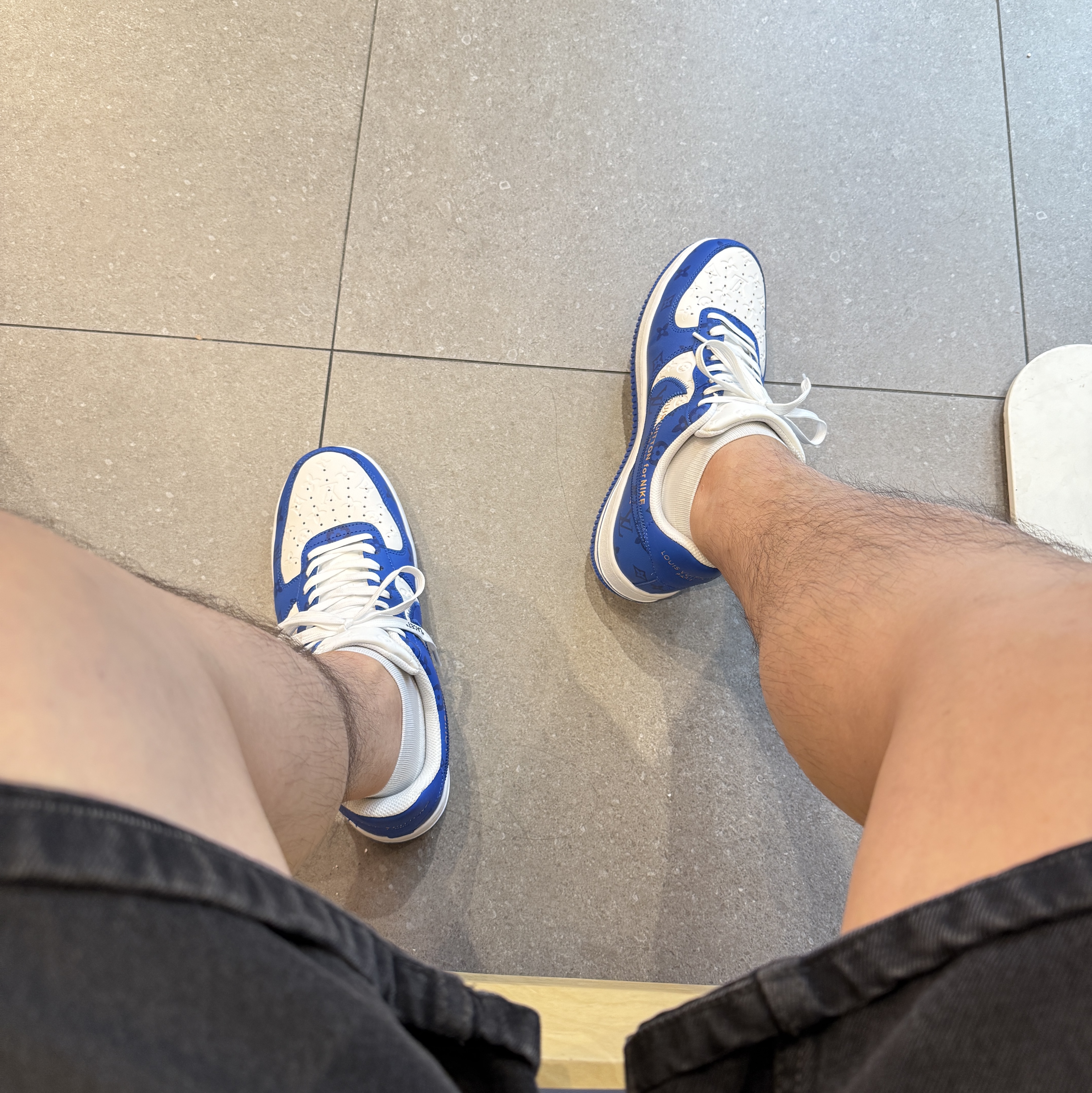 Louis Vuitton x Nike Air Force 1 Low by Virgil Abloh White Team Royal 착용 스타일
