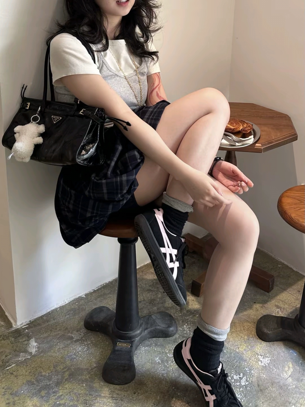(W) Onitsuka Tiger Tokuten Black Pink, Casio LTP-V007L-7B1 착용 스타일