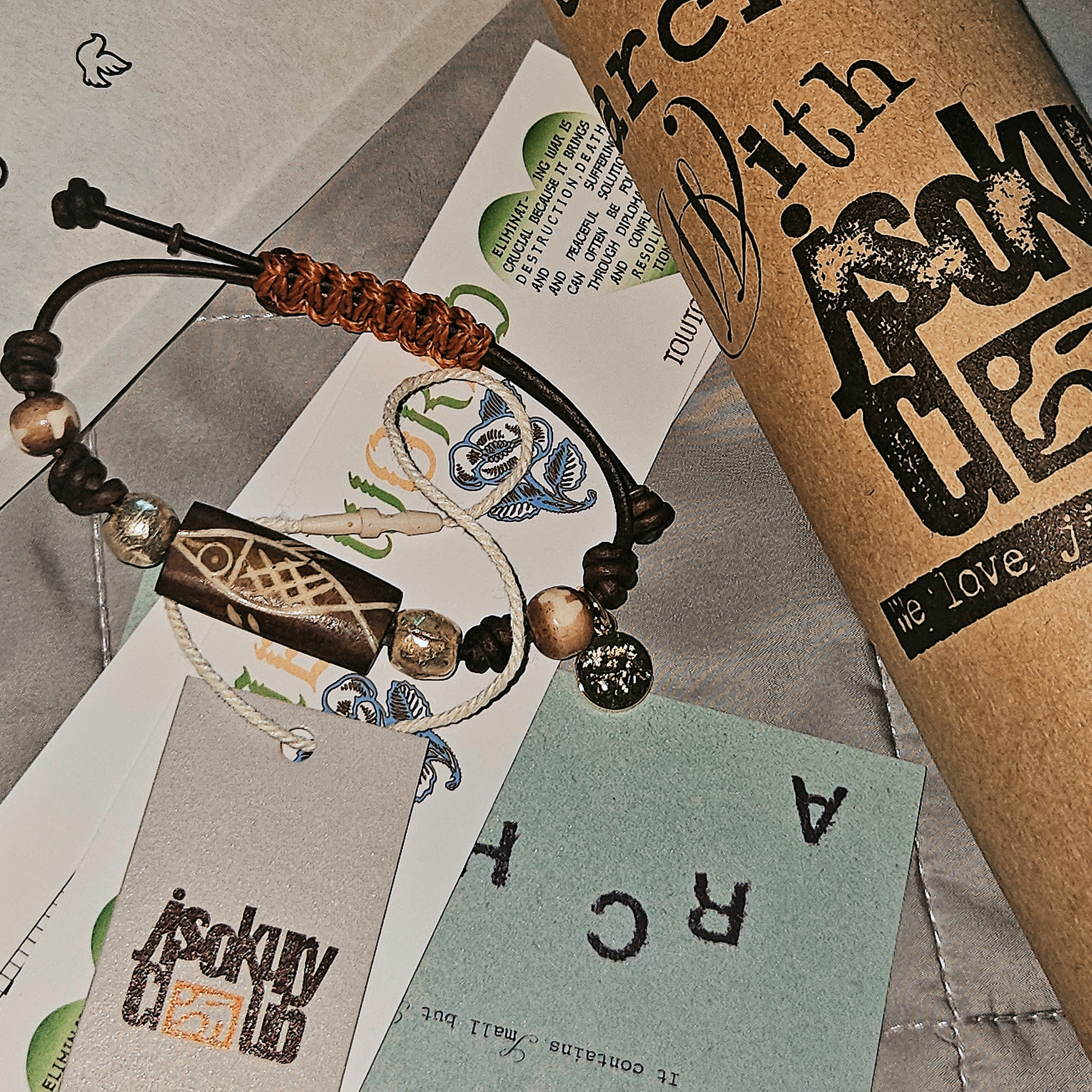 jisokuryClub x towtow.archive - Fish Carving Bracelet Brown 착용 스타일 - 3