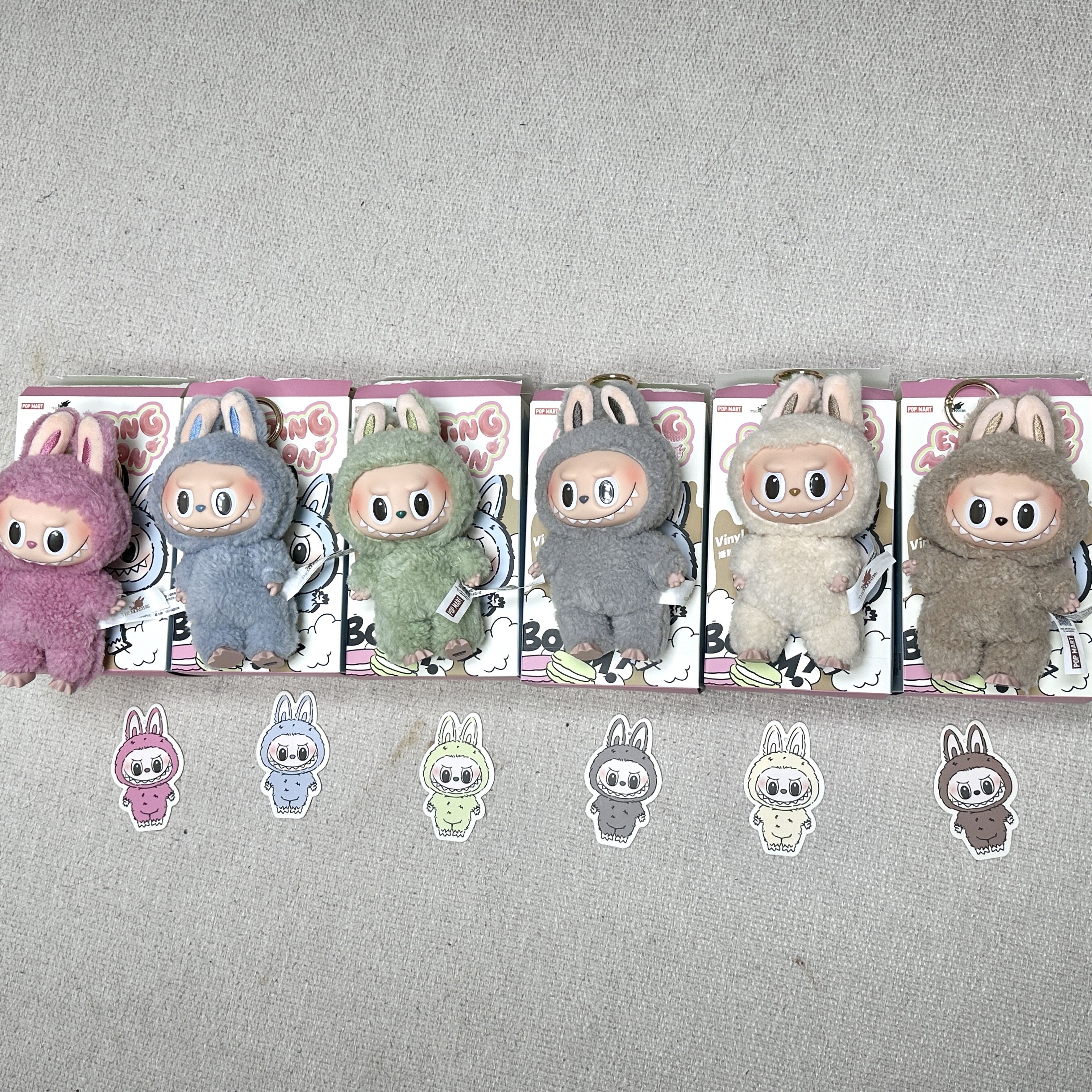Pop Mart Labubu The Monsters Labubu Tasty Macarons Series Toffe Keyring 착용 스타일
