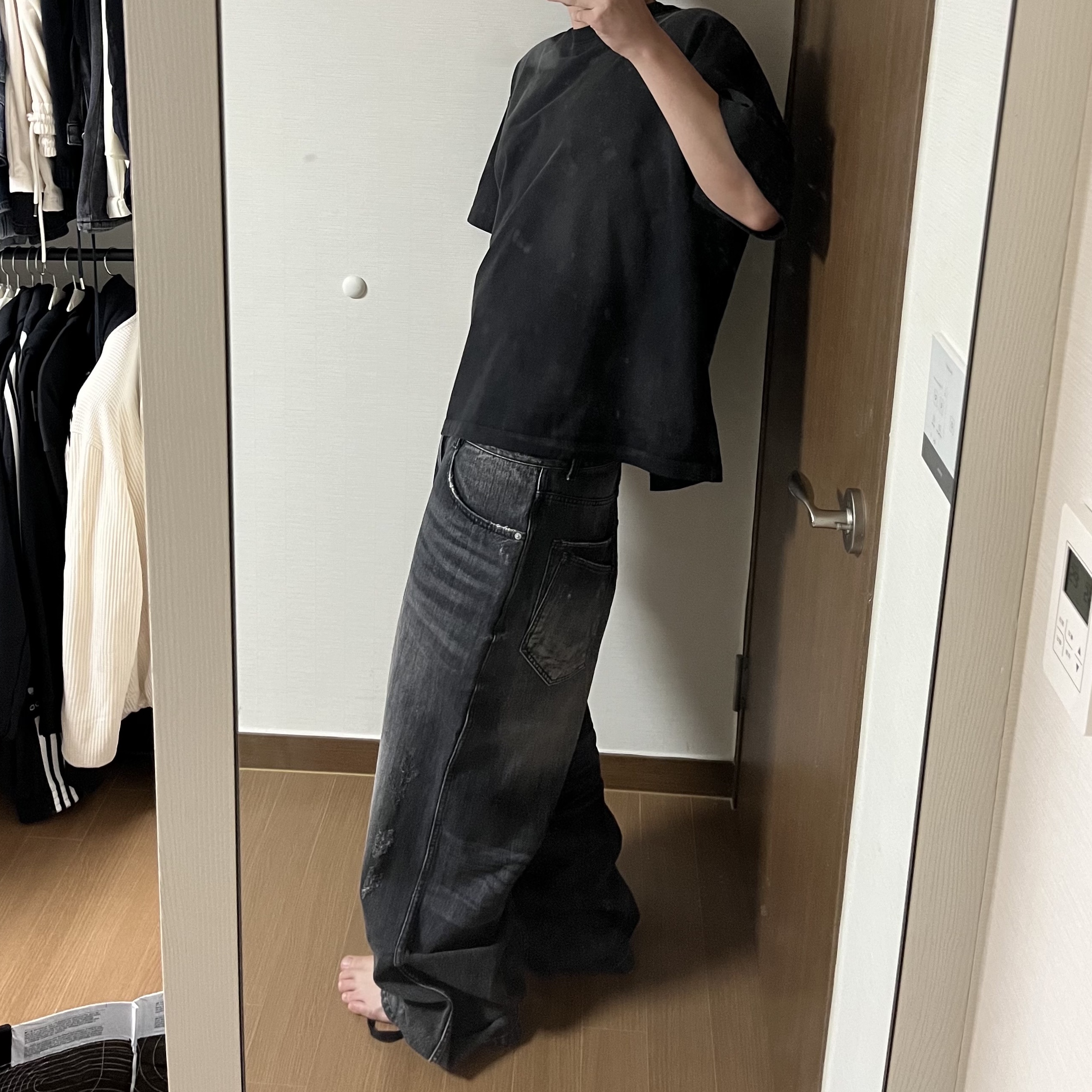 Nonnod Double Pocket Japanese Denim Washed Black, Nonnod Back Detail T Shirt Washed Black 착용 스타일 - 2