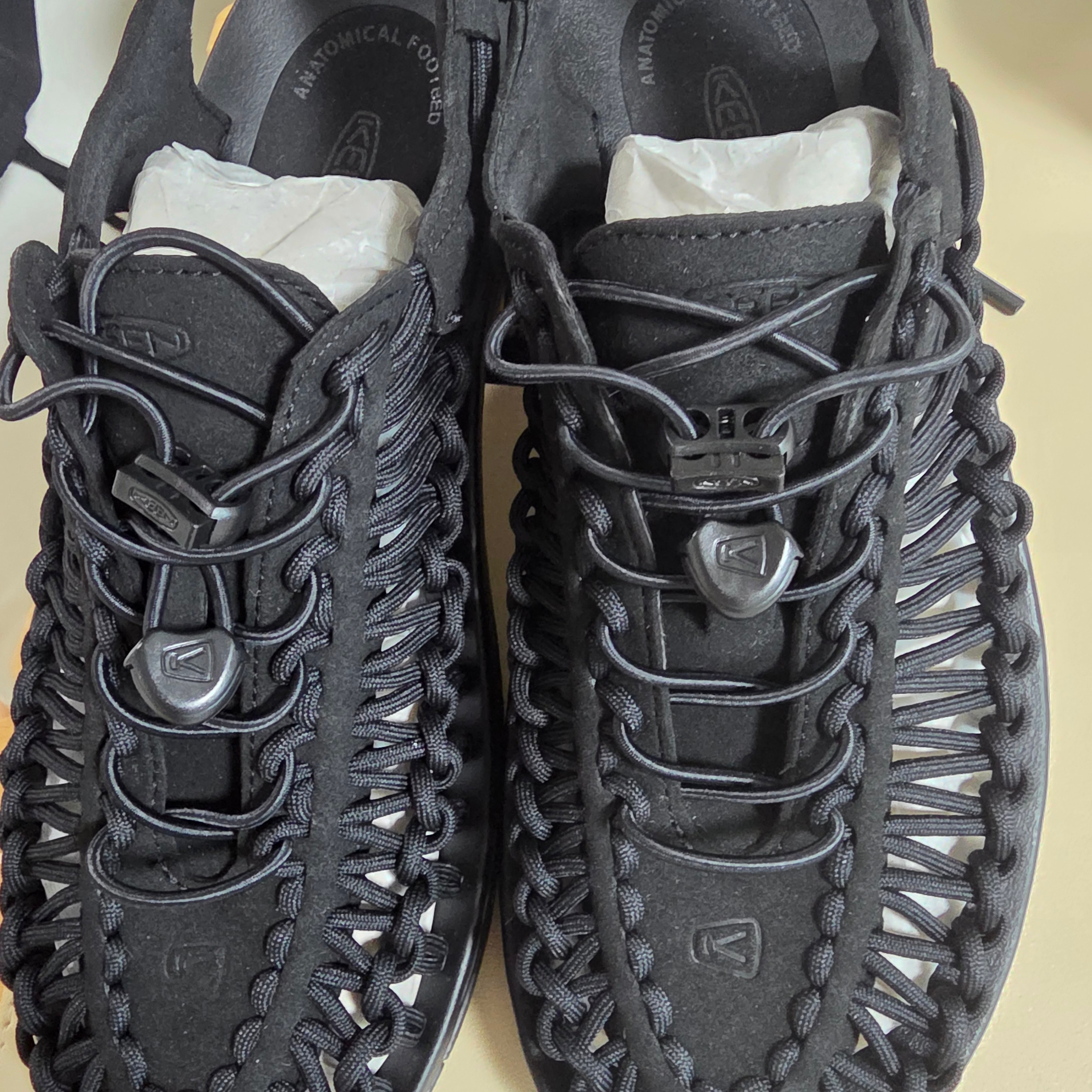 Keen Uneek Sandals Black 착용 스타일
