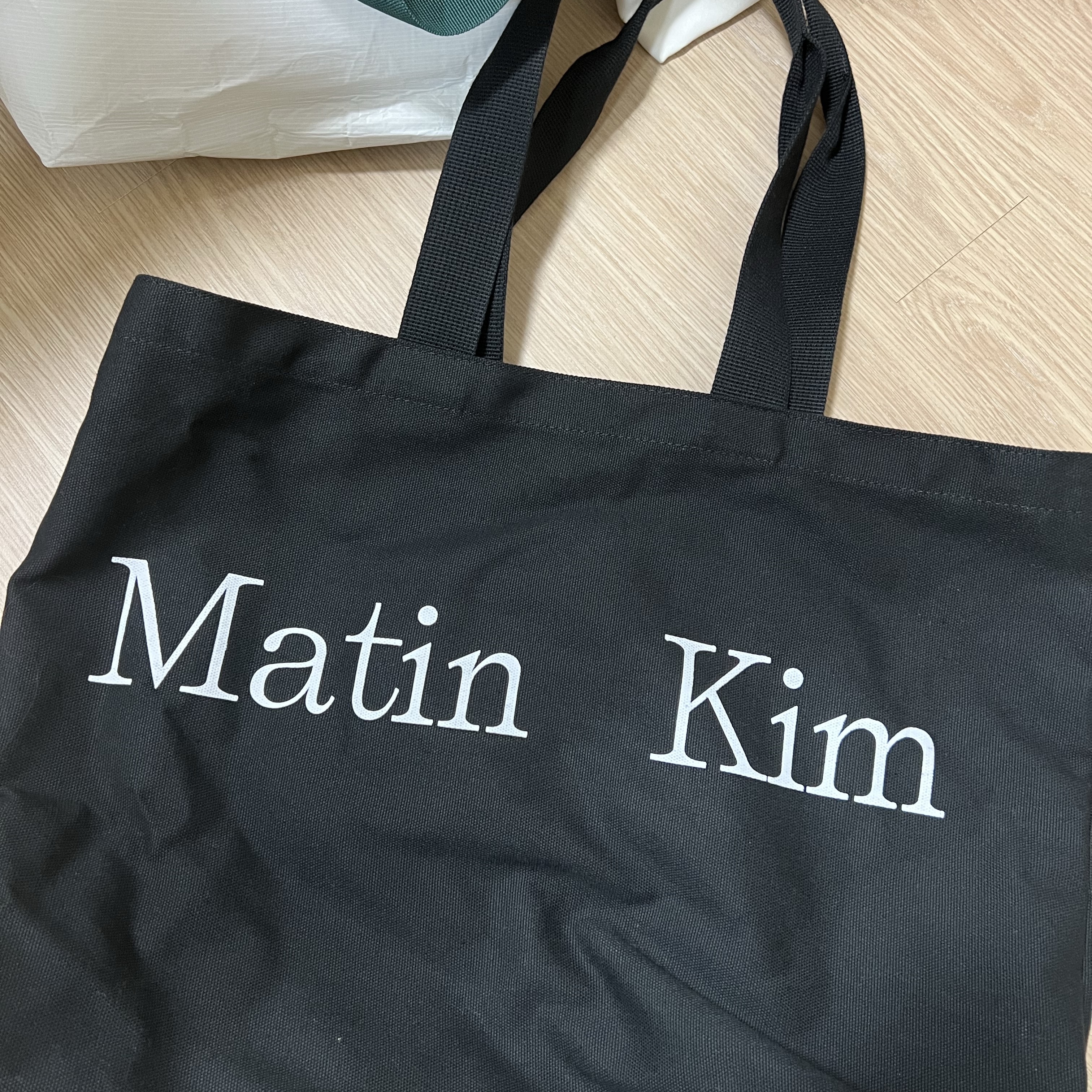 Matin Kim Matin Logo Ecobag Black 착용 스타일