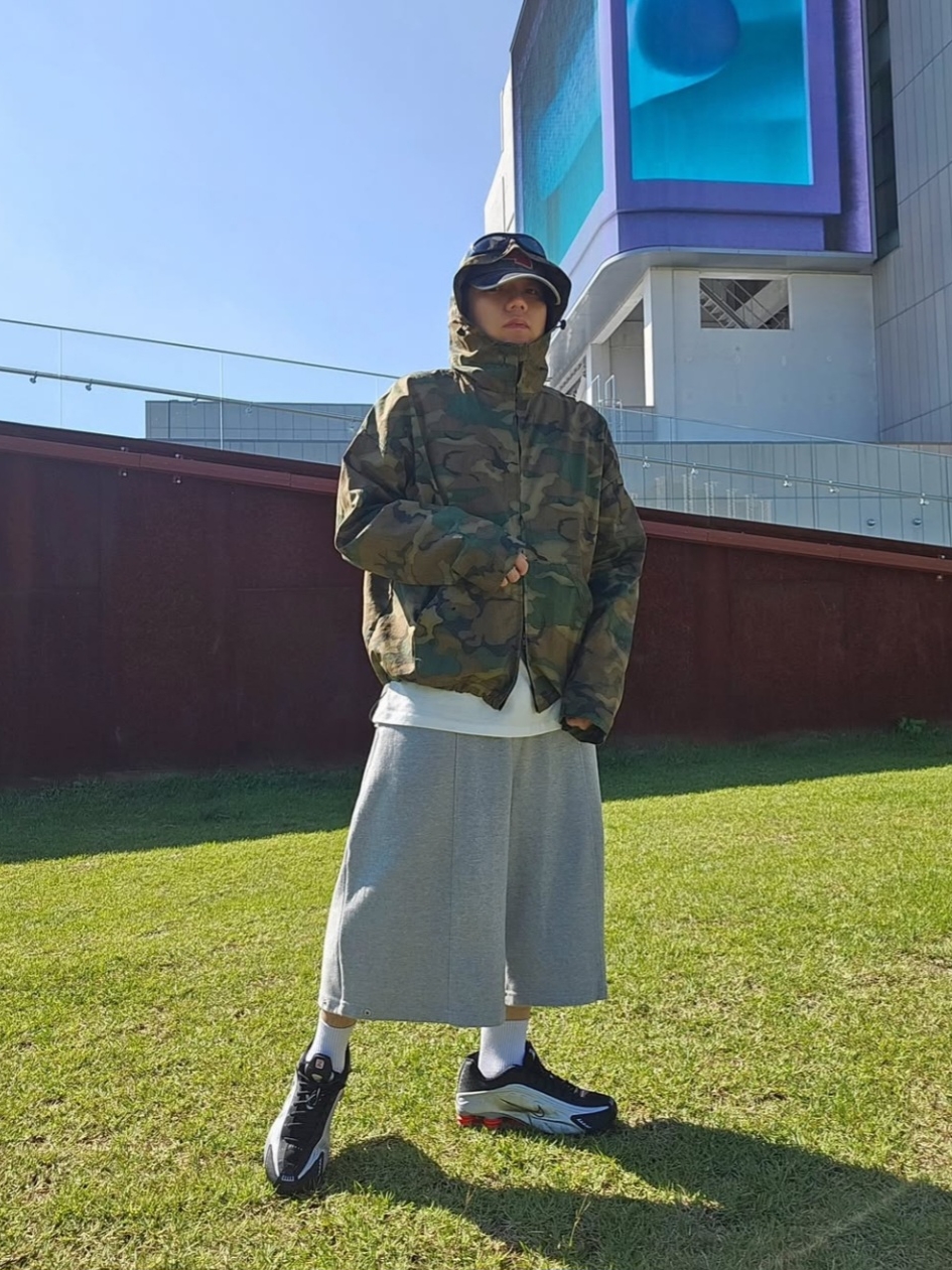 Nonnod Zip Jacket Camo, Nike Shox R4 Metallic Silver Red 착용 스타일 - 1