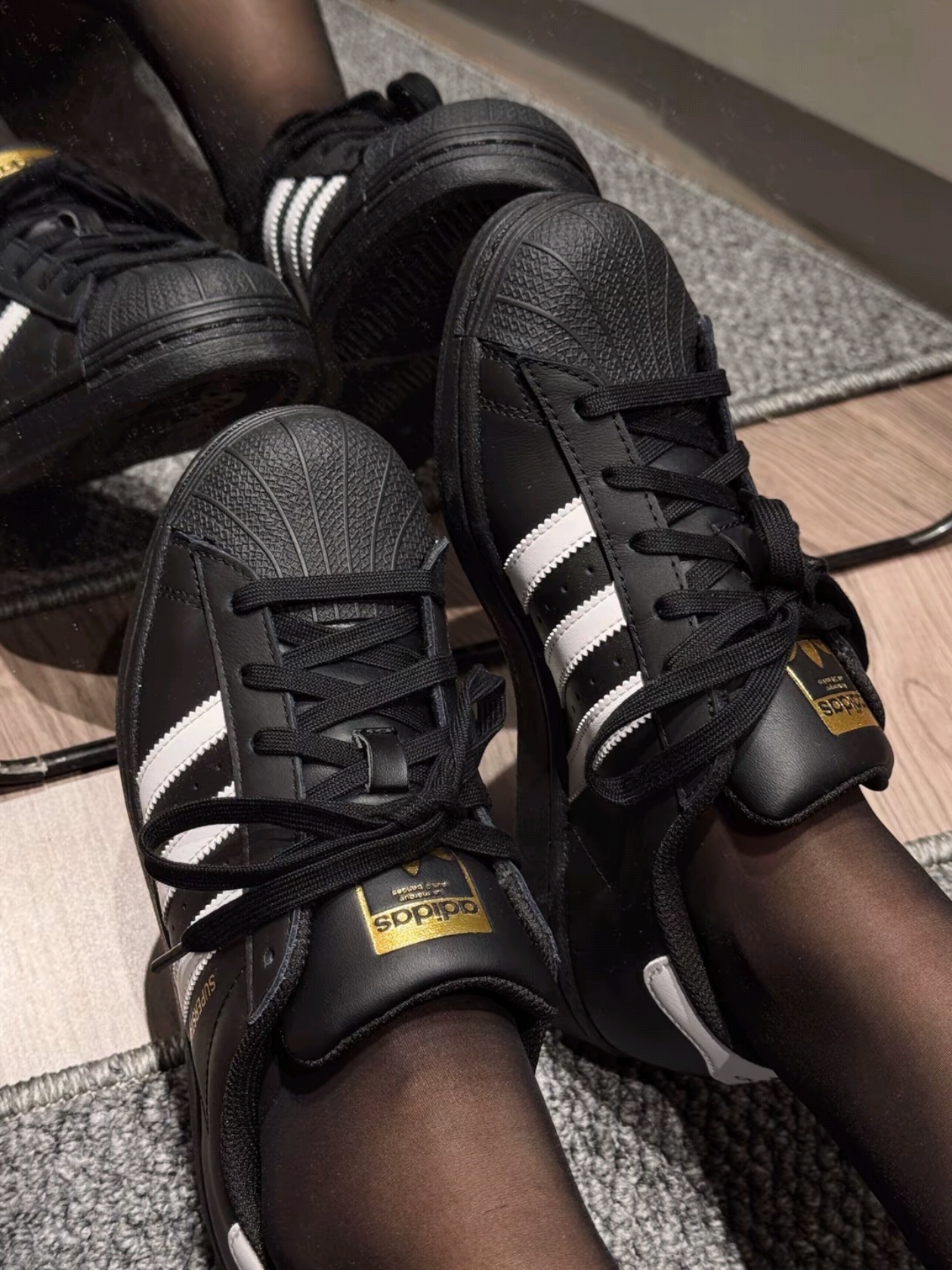Adidas Superstar Core Black White 착용 스타일
