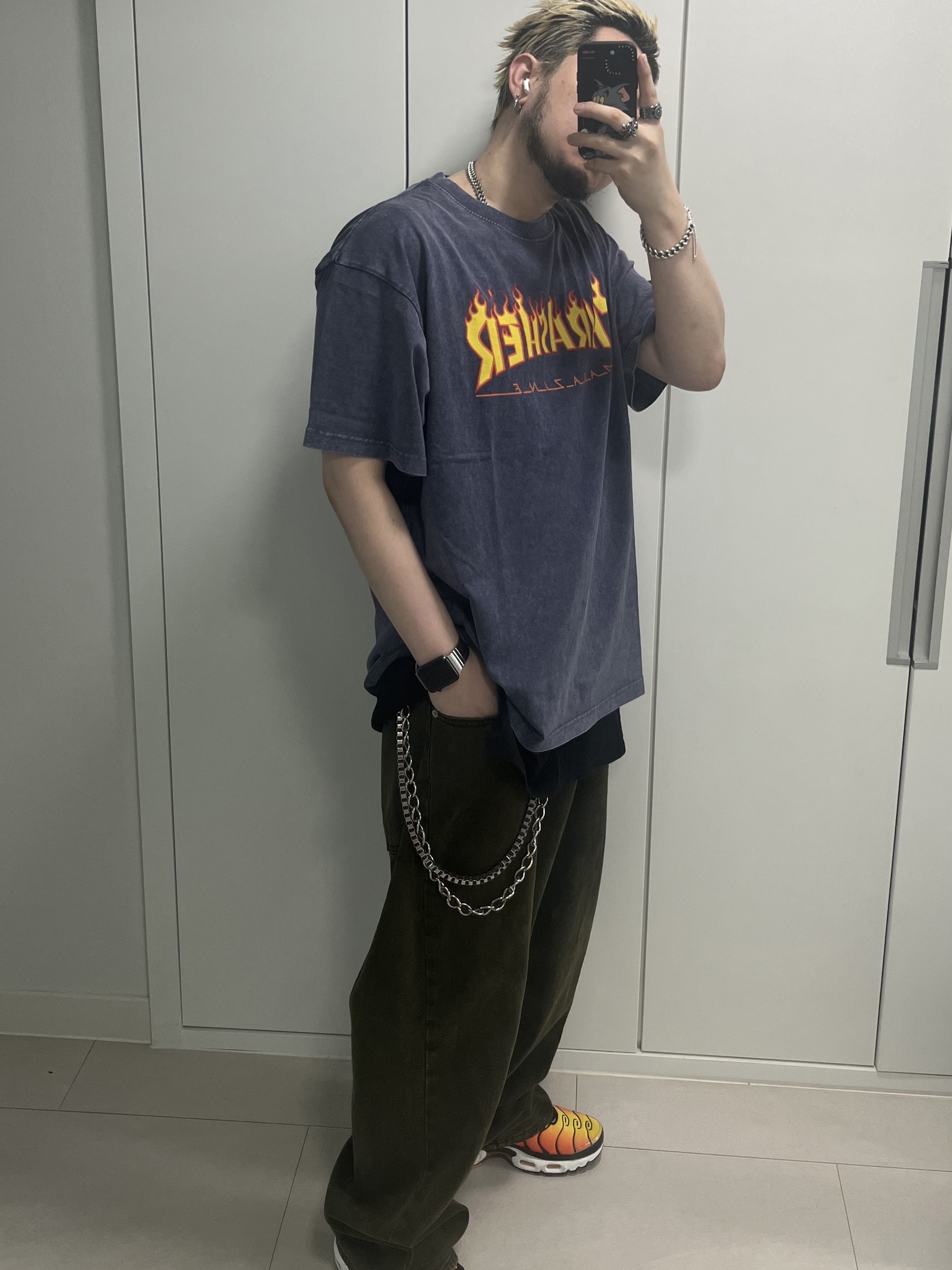 Nike Air Max Plus Bright Ceramic and Tour Yellow, THRASHER Flame Stone Washed Short Sleeve T-Shirt Blue 착용 스타일