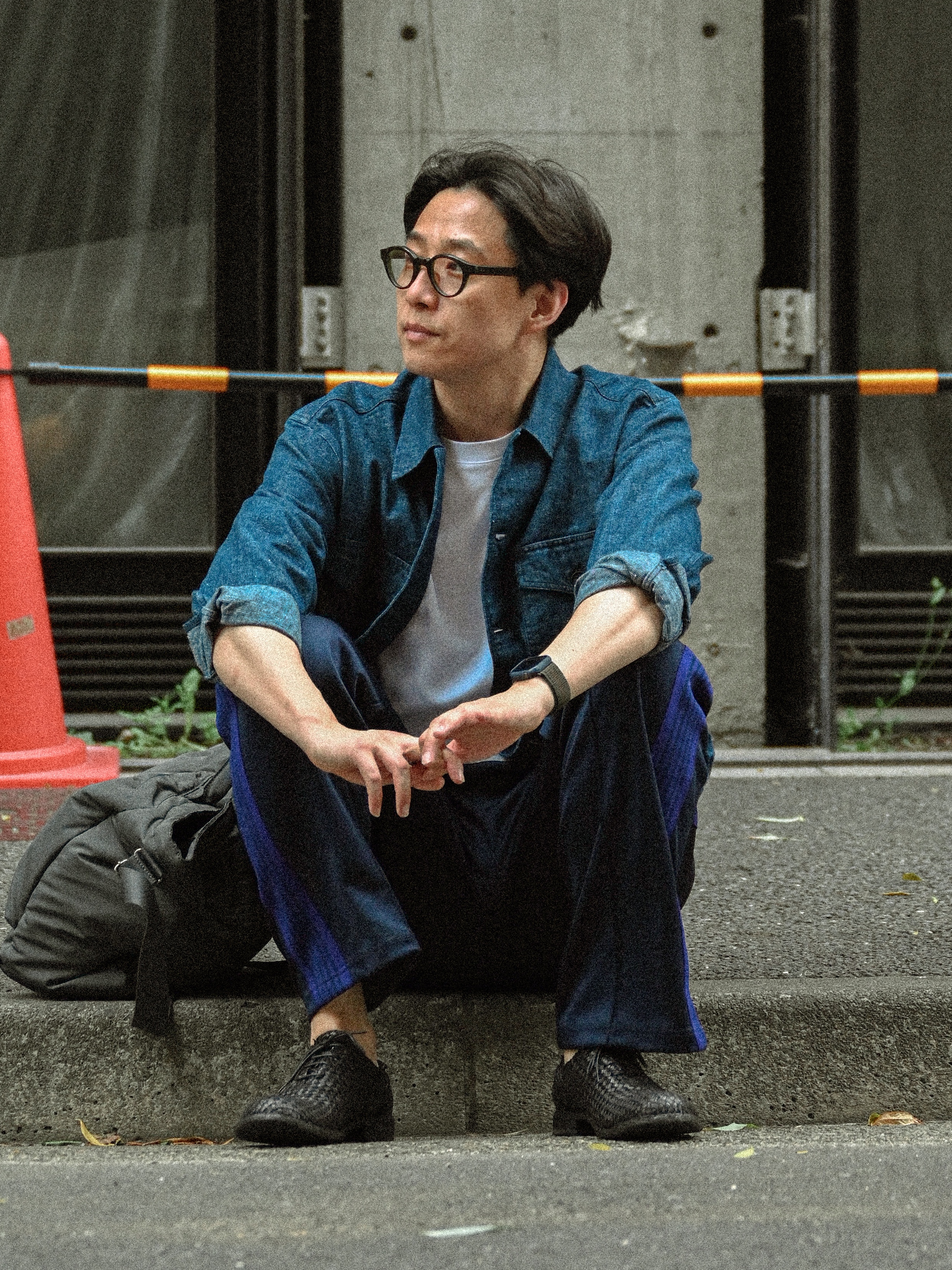 Needles Track Pants Poly Smooth Navy 착용 스타일 - 2