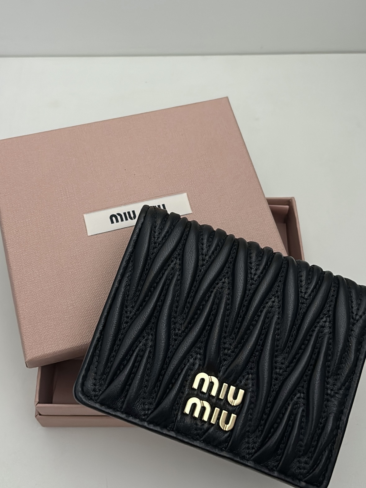 Miu Miu Matelasse Nappa Leather Wallet Black 착용 스타일