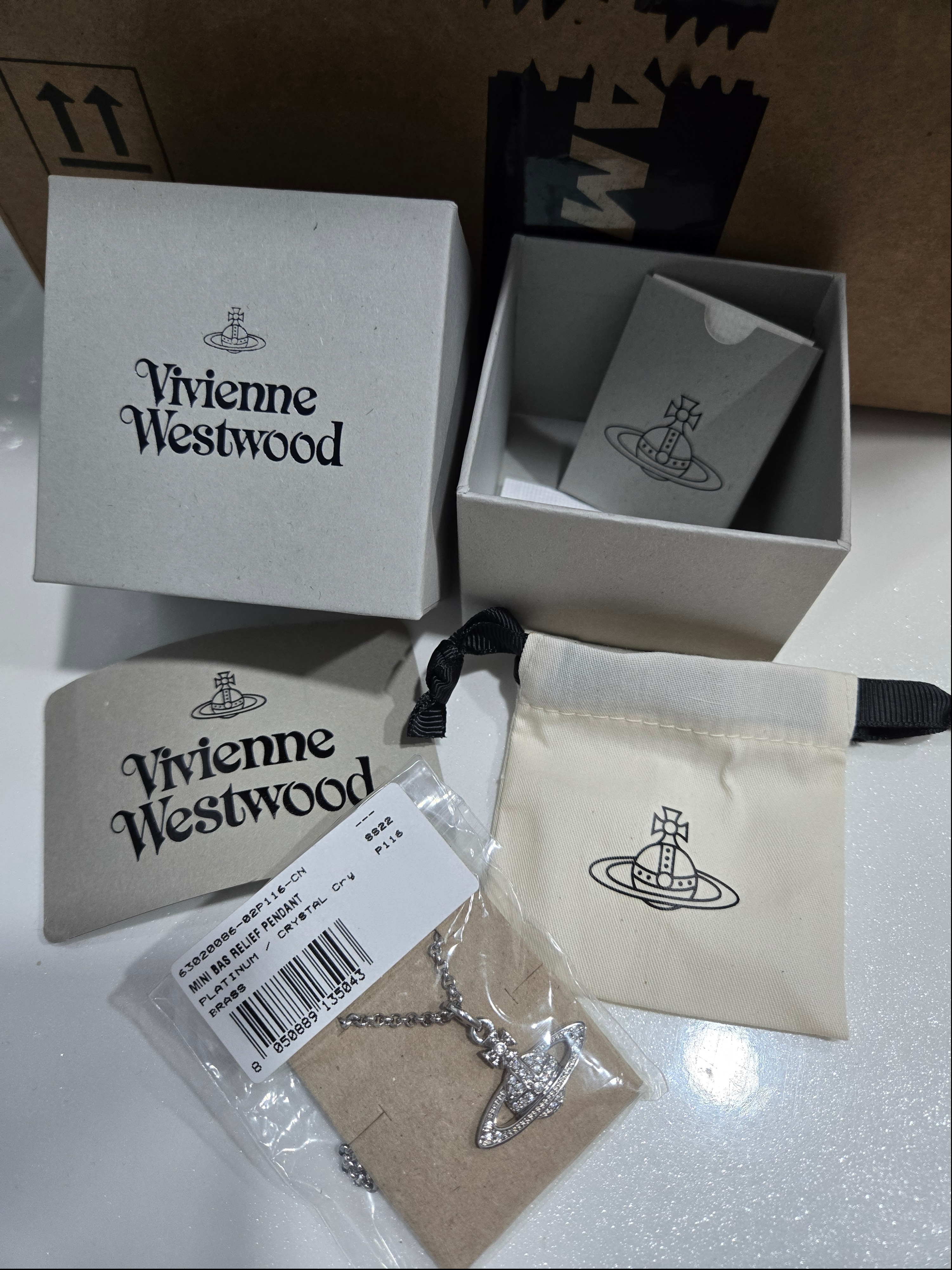 Vivienne Westwood Mini Bas Relief Pendant Silver 착용 스타일 - 1