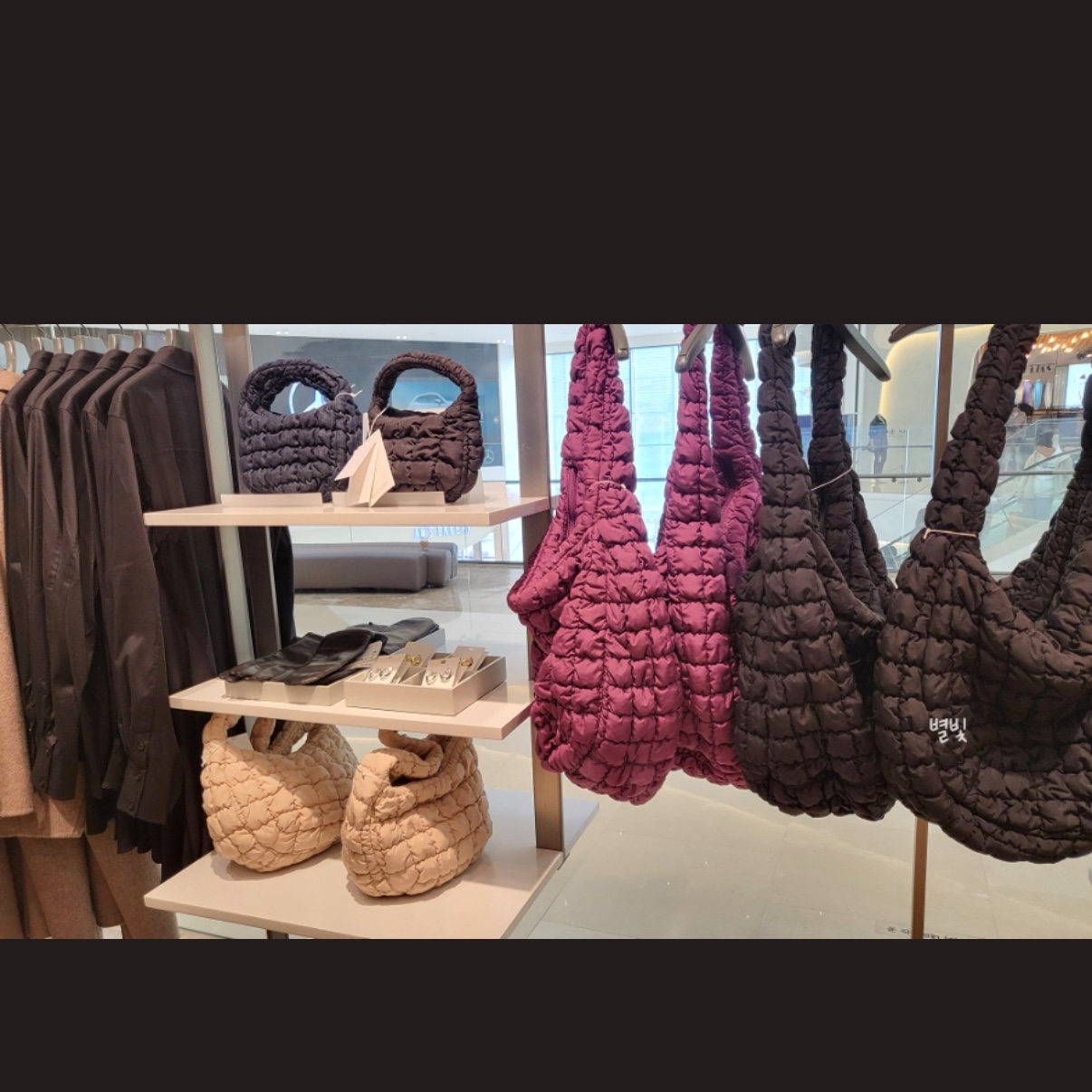 COS Quilted Oversized Shoulder Bag Burgundy, COS Quilted Mini Bag Bright Turquoise 착용 스타일 - 5