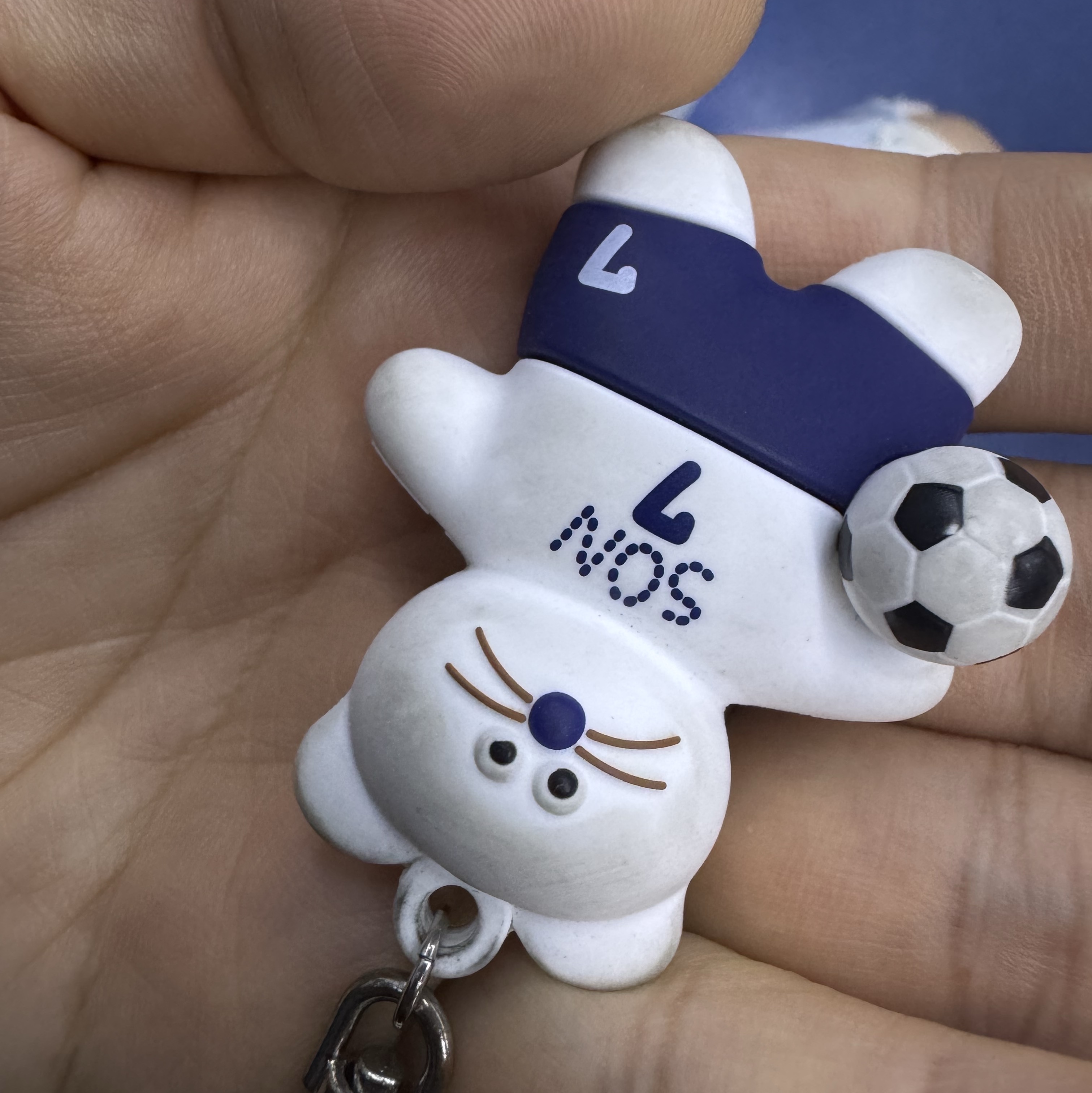 Monamhee x NOS7 SON.hee Figure Keyring Cream 착용 스타일