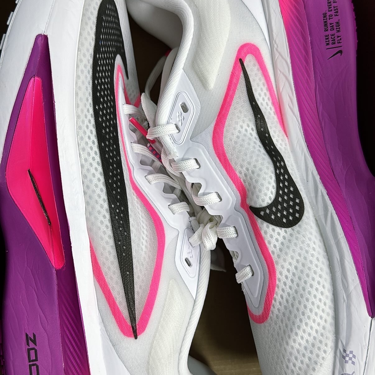 Nike Zoom Fly 6 White Vivid Grape 착용 스타일 - 1
