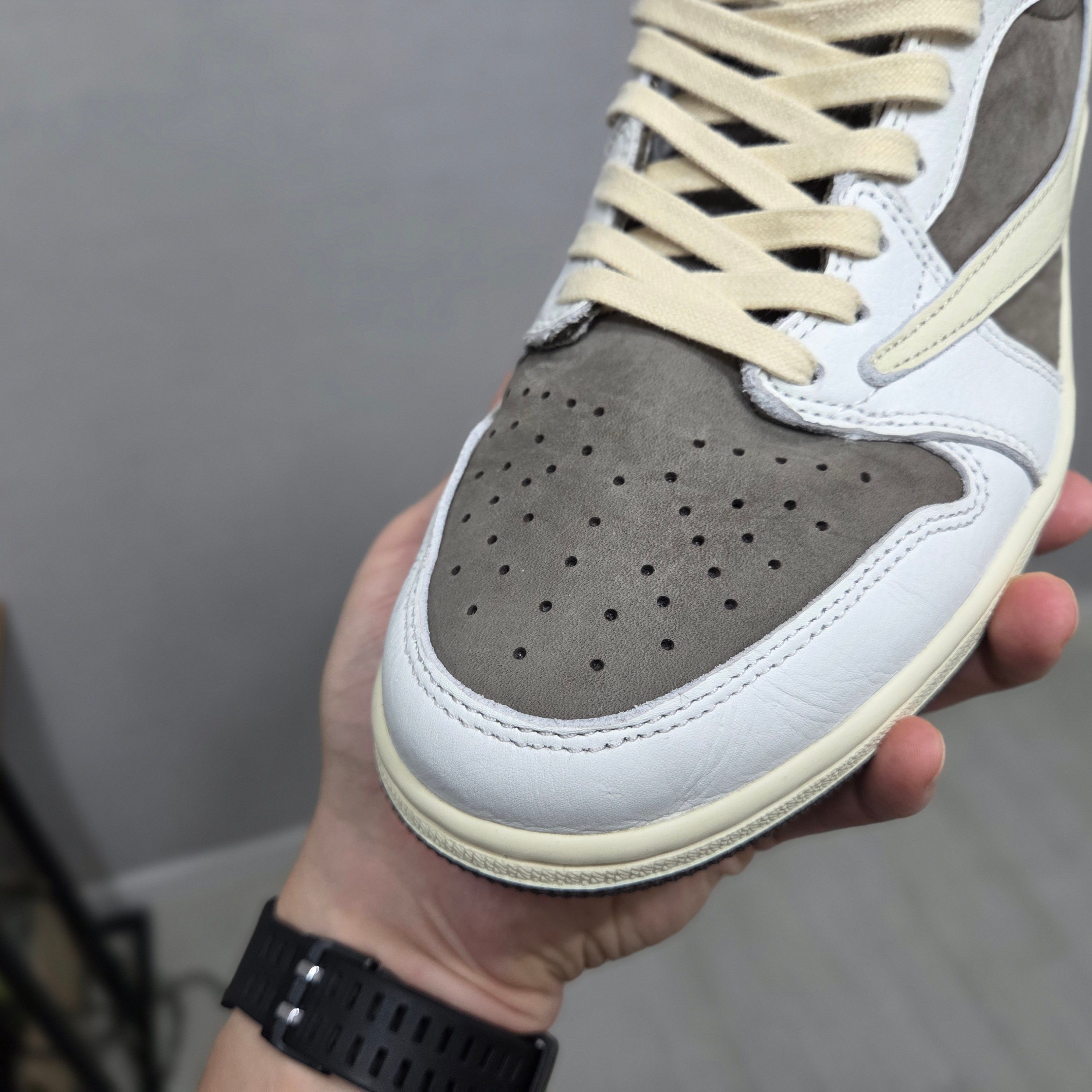 Jordan 1 x Travis Scott Retro Low OG SP Sail and Ridgerock 착용 스타일 - 3