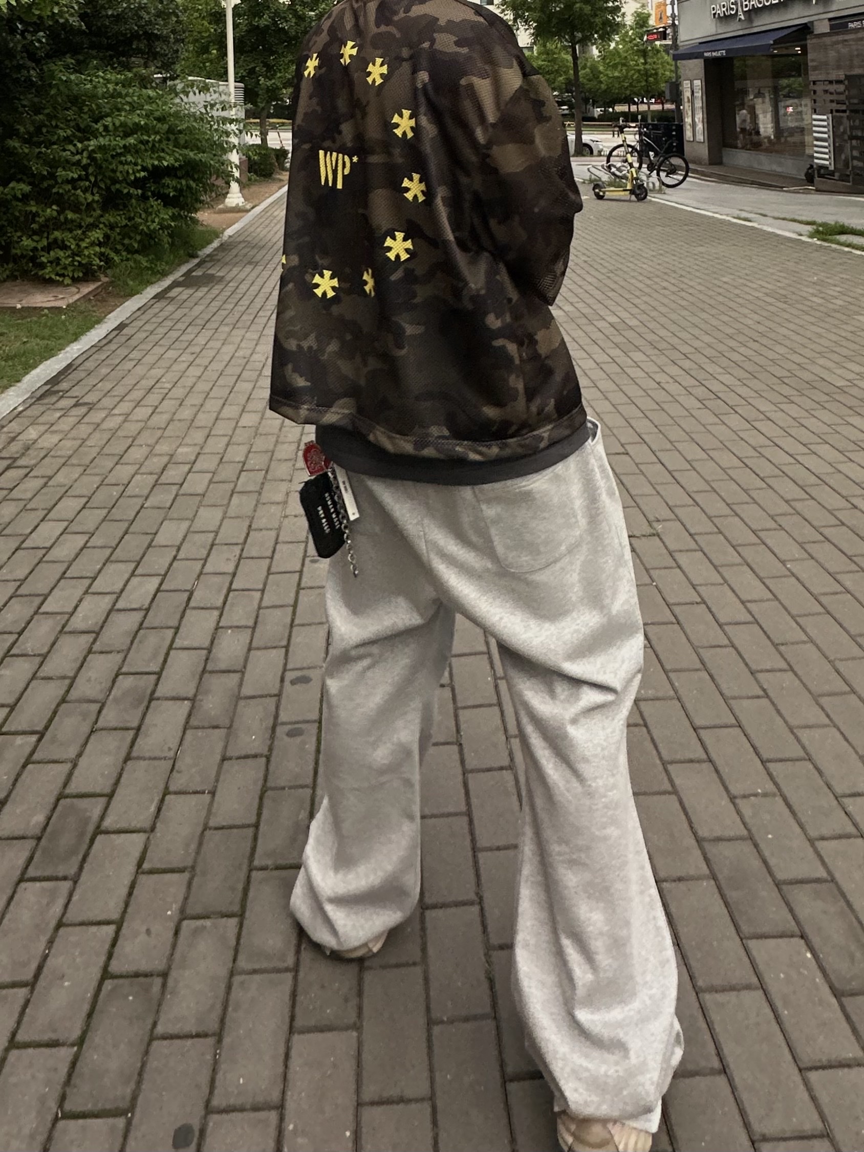 Crocs x Salehe Bembury Pollex Clog Horchata, Wapworks Flare Layerd Sweat Pants Grey 착용 스타일 - 3