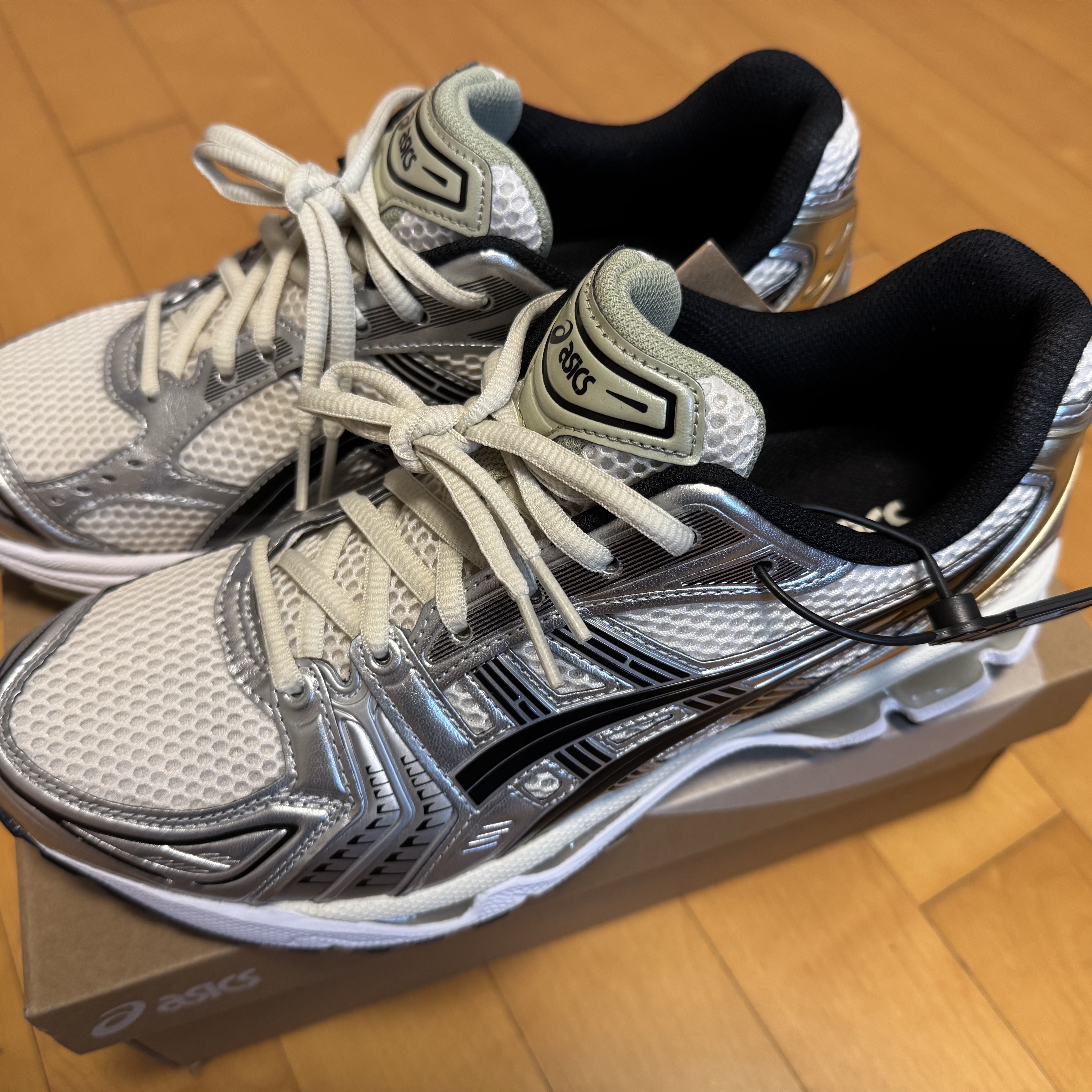 Asics Gel-Kayano 14 Birch Pure Silver 착용 스타일