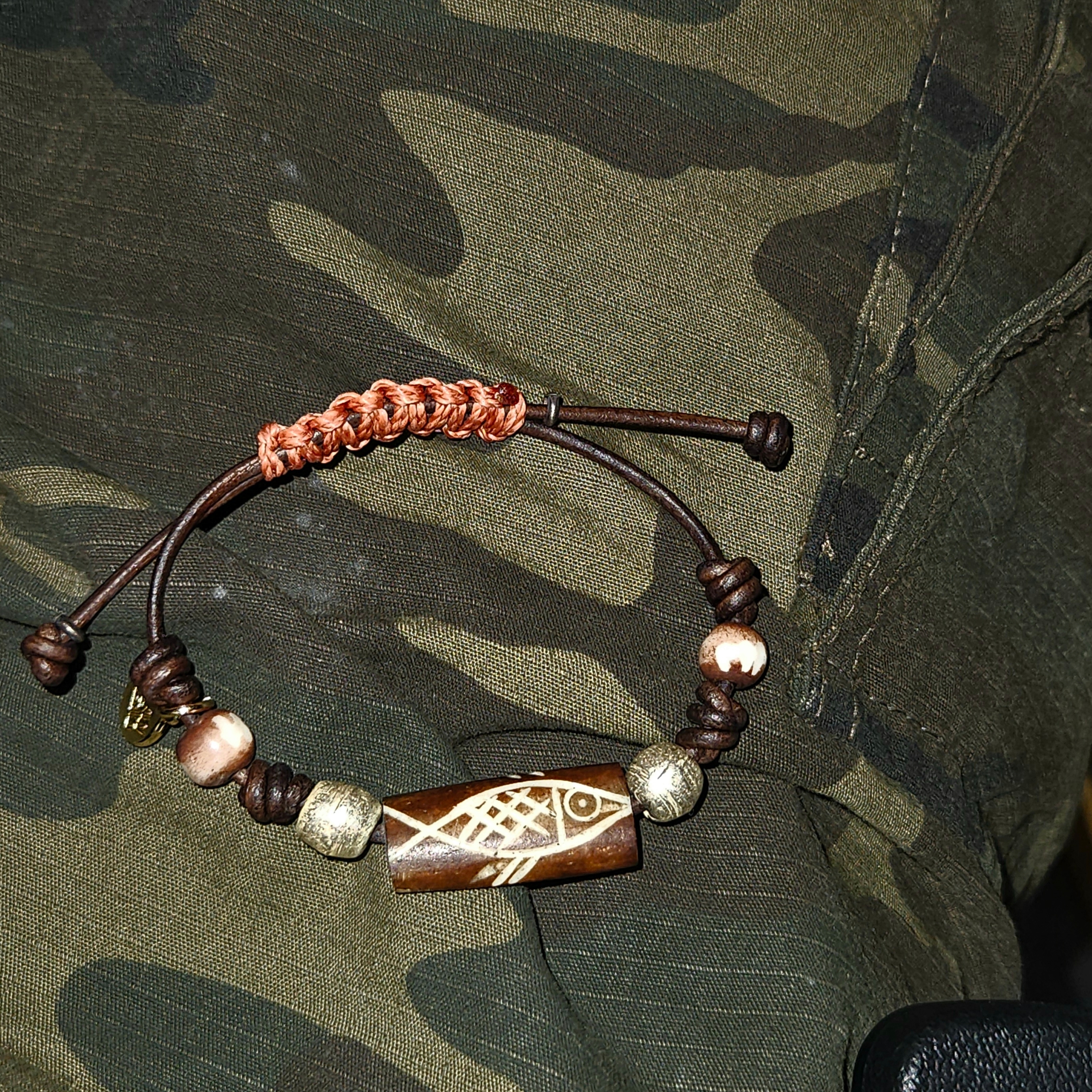 jisokuryClub x towtow.archive - Fish Carving Bracelet Brown 착용 스타일 - 2