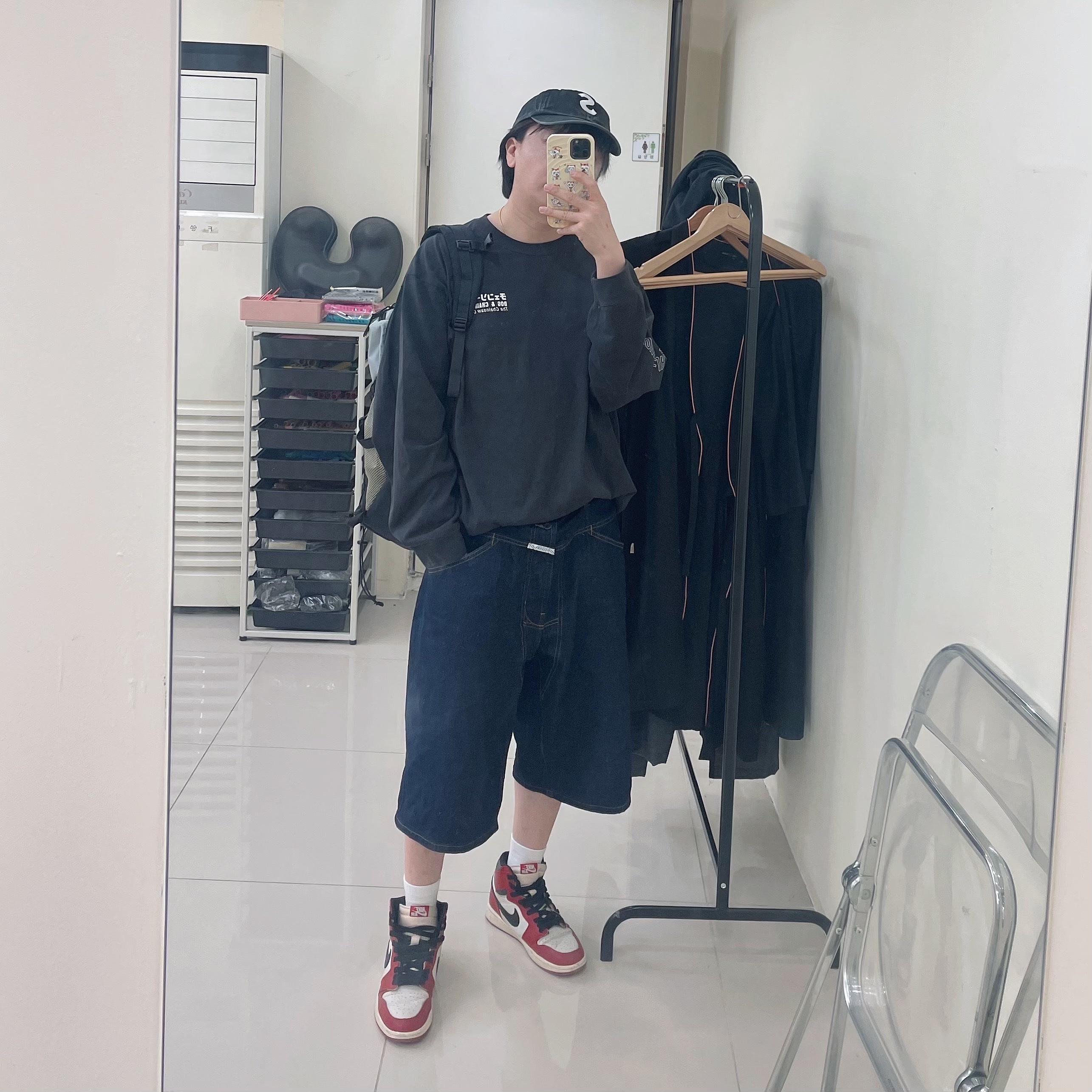 Uniqlo UT Chainsaw Man x Kosuke Kawamura Graphic LS T-Shirt Pochita Dark Gray - JP, Supreme Pigment Coated S Logo 6-Panel Black - 25SS 착용 스타일