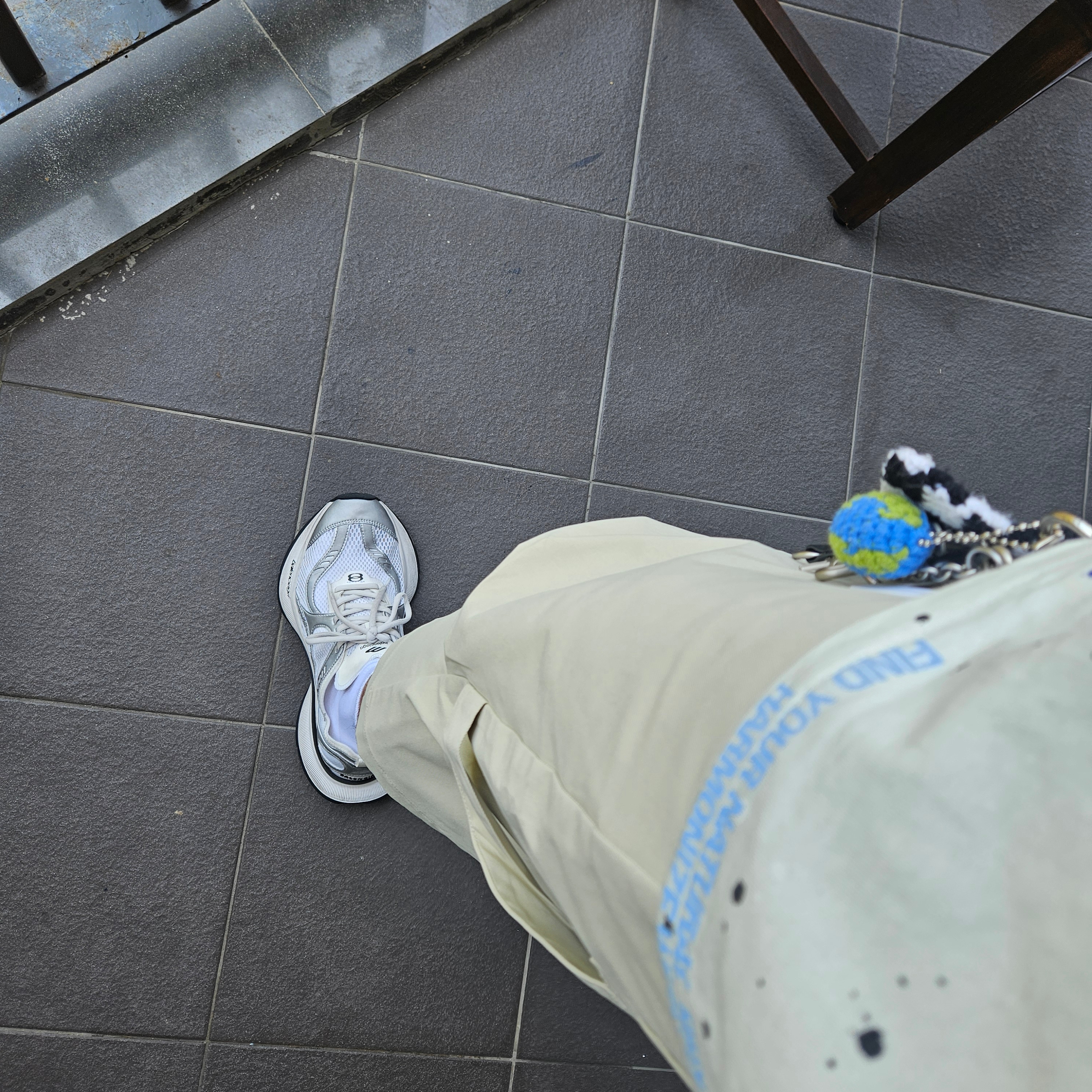 Nonnod Alpine Carpenter Shorts Beige, Nonnod Vintage Grunge Cap Washed Blue 착용 스타일 - 3