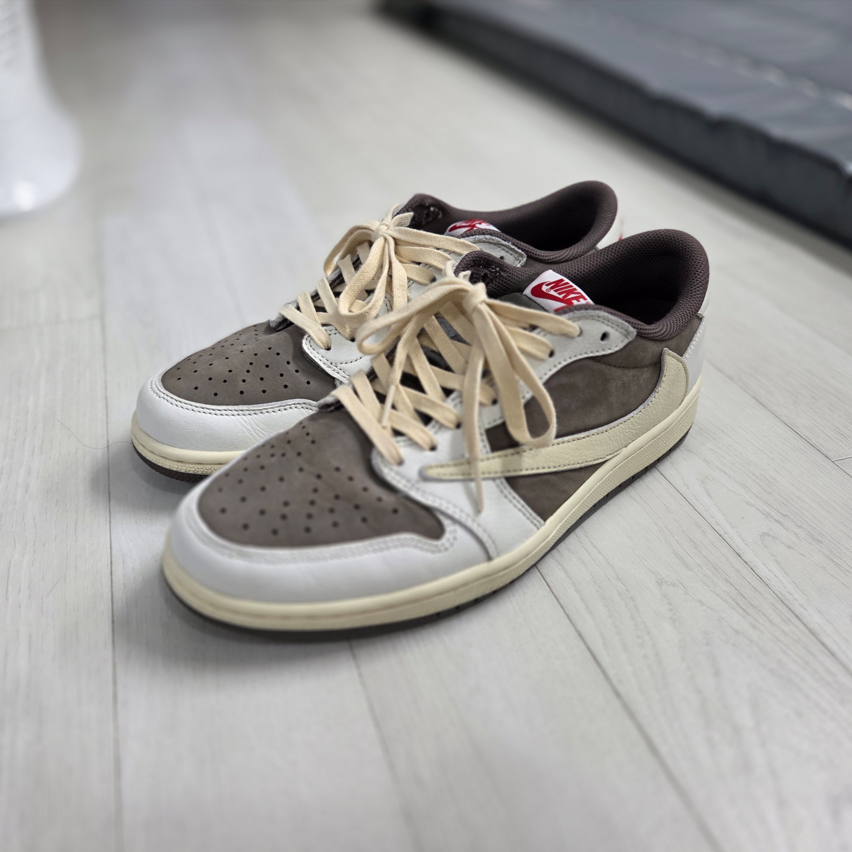 Jordan 1 x Travis Scott Retro Low OG SP Sail and Ridgerock 착용 스타일 - 1
