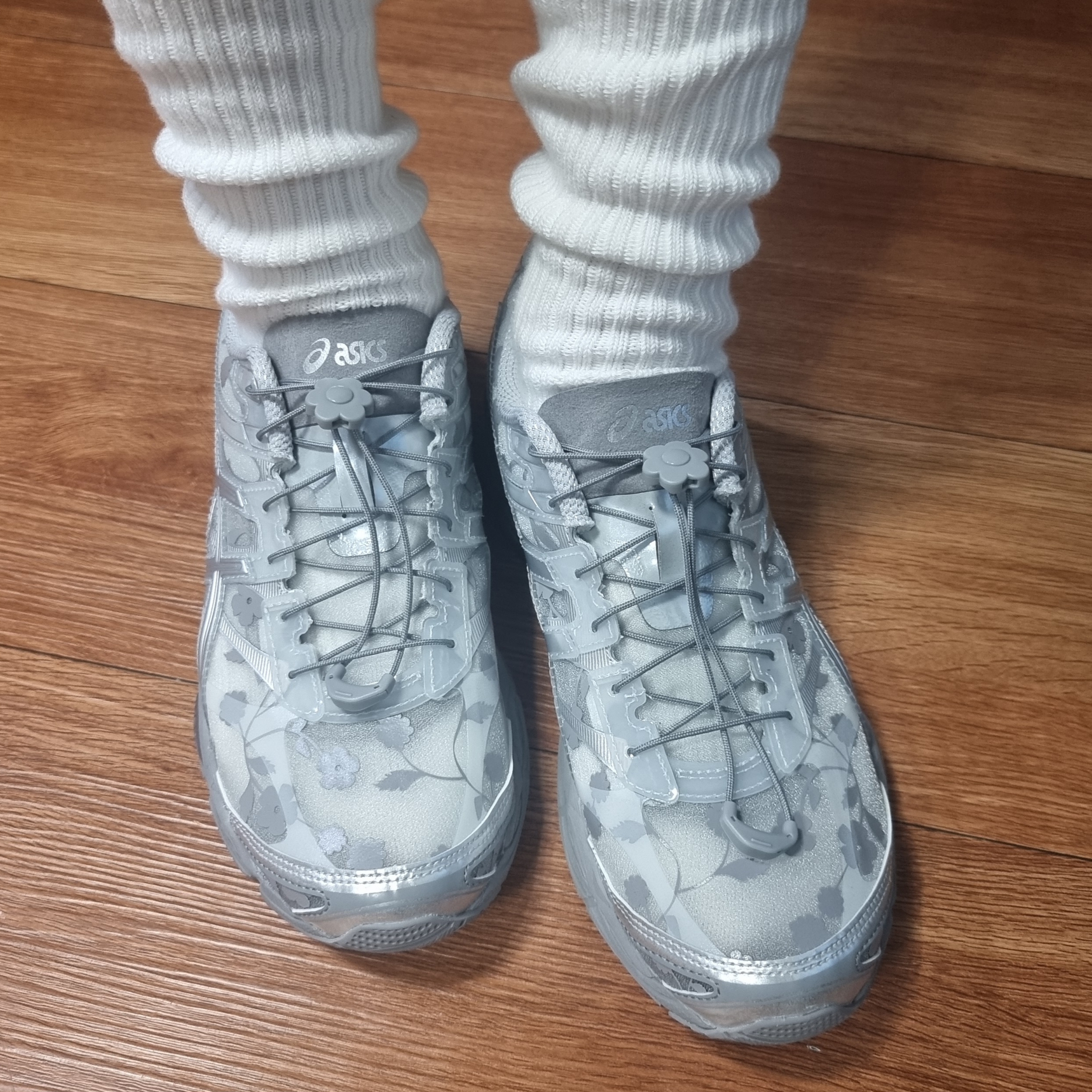 Asics x Cecilie Bahnsen Gel-Cumulus 16 Gray 착용 스타일 - 5