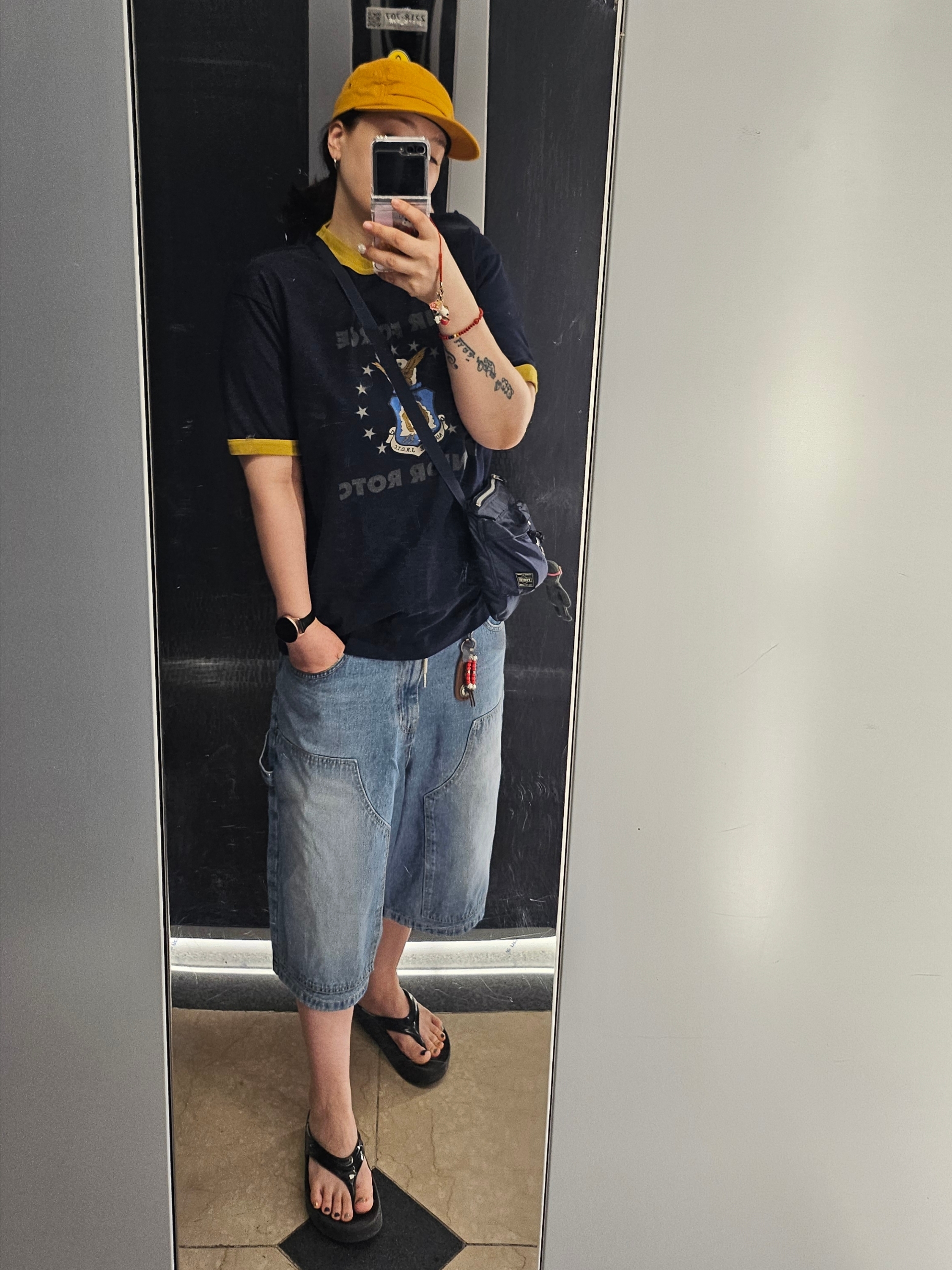 (W) Oofos OOlala OOmega Black, Porter Force Shoulder Bag S Navy Blue 착용 스타일