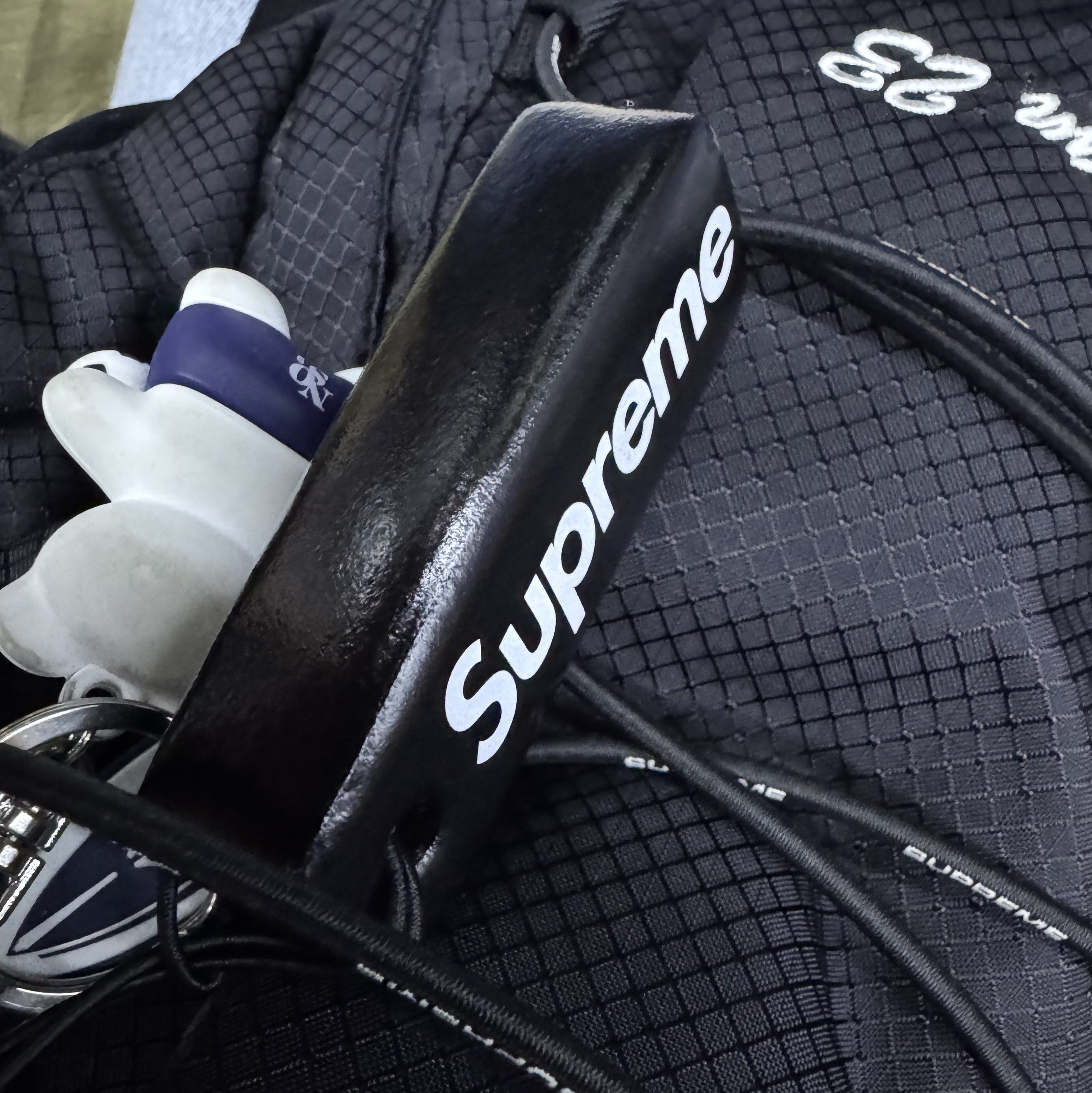 Supreme Floating Keychain Black - 23FW 착용 스타일