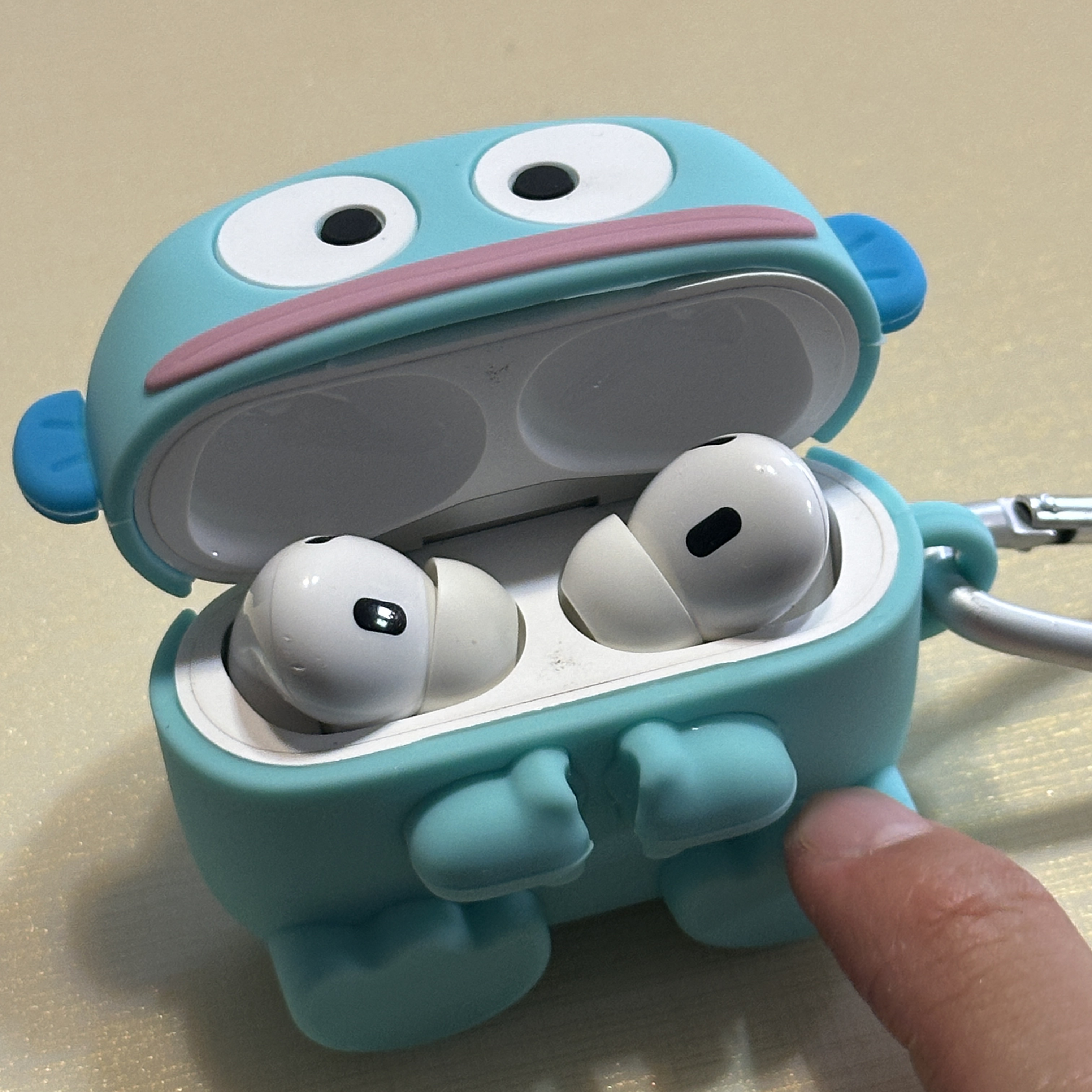 Sanrio Hangyodon AirPods Pro 1st/2nd gen Case 착용 스타일 - 2