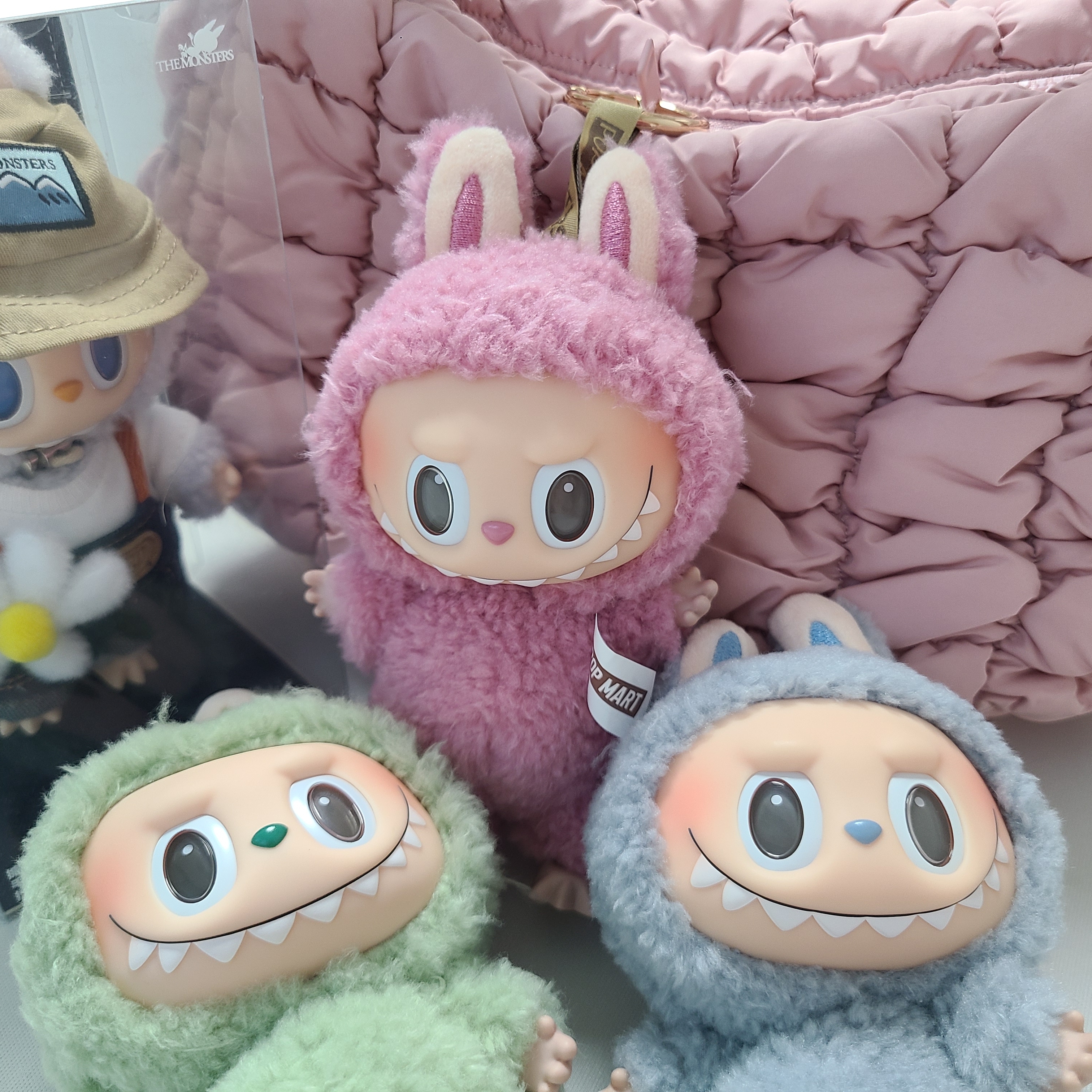COS Quilted Mini Bag Pink, Pop Mart The Monsters Labubu Tasty Macarons Series Sealed Case (6 Blind Boxes) 착용 스타일 - 2