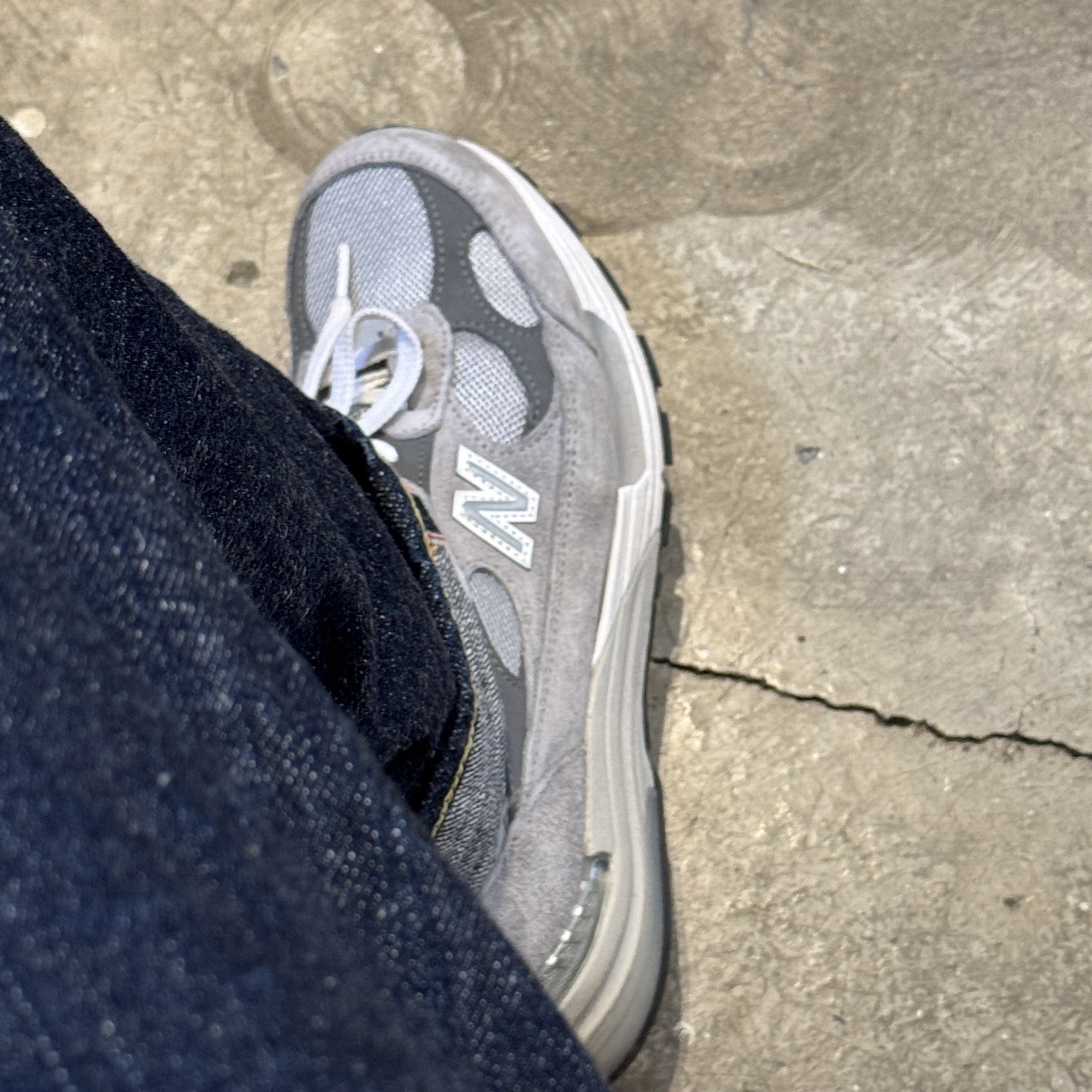New Balance 992 Made in USA Core Grey Silver Metallic 착용 스타일 - 1