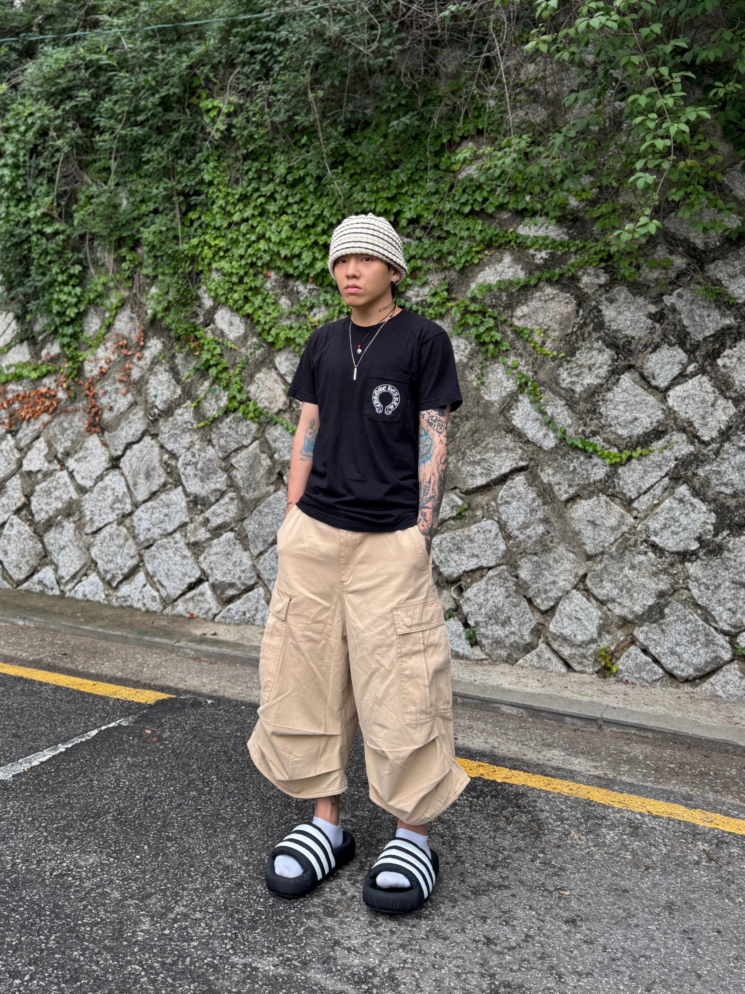 Adidas Adilette 24 Core Black Cloud White, NOD Stone Washed Cargo Shorts Beige 착용 스타일 - 2