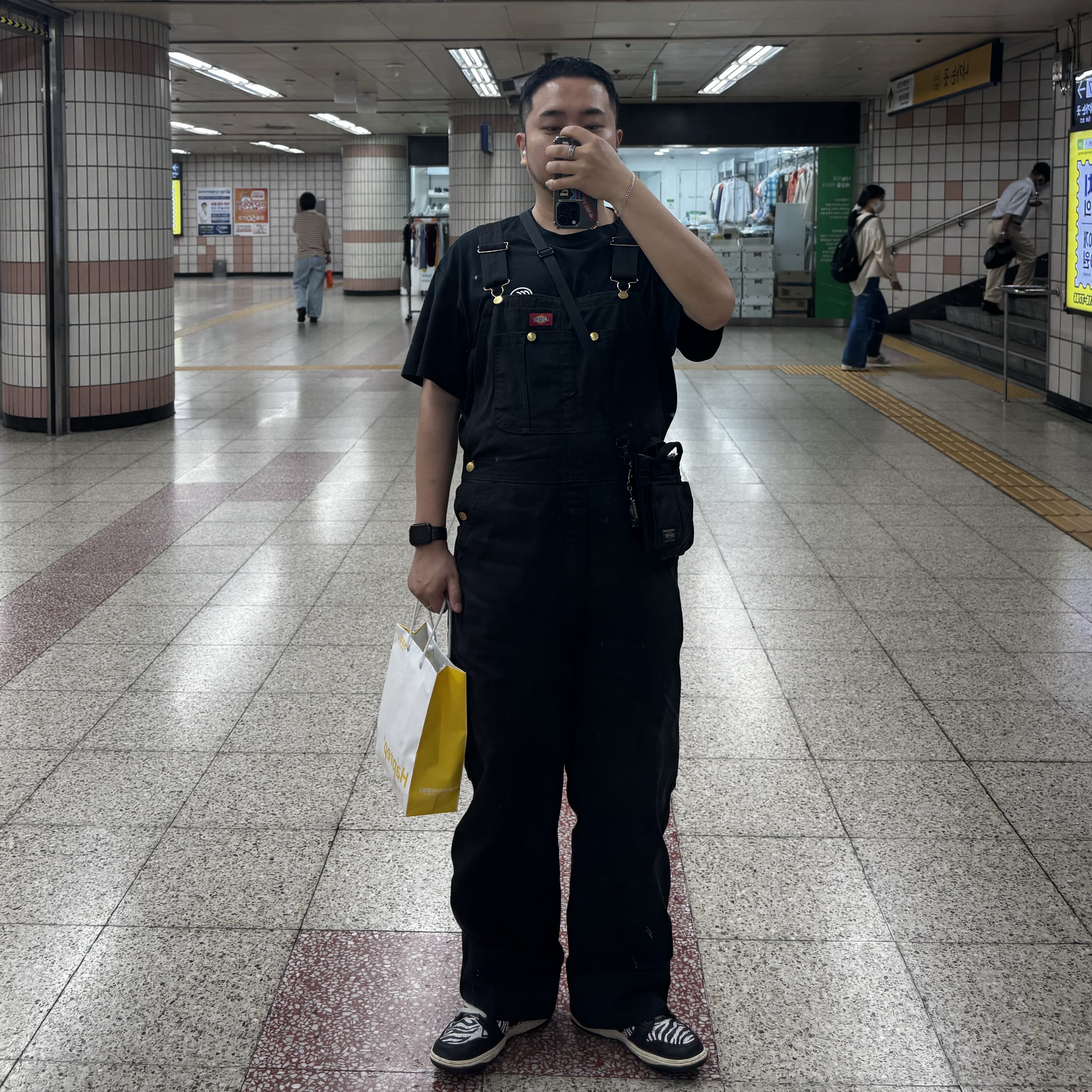 Nike x Quartersnacks SB Dunk Low Zebra Cake, Stussy One World T-Shirt Black 착용 스타일