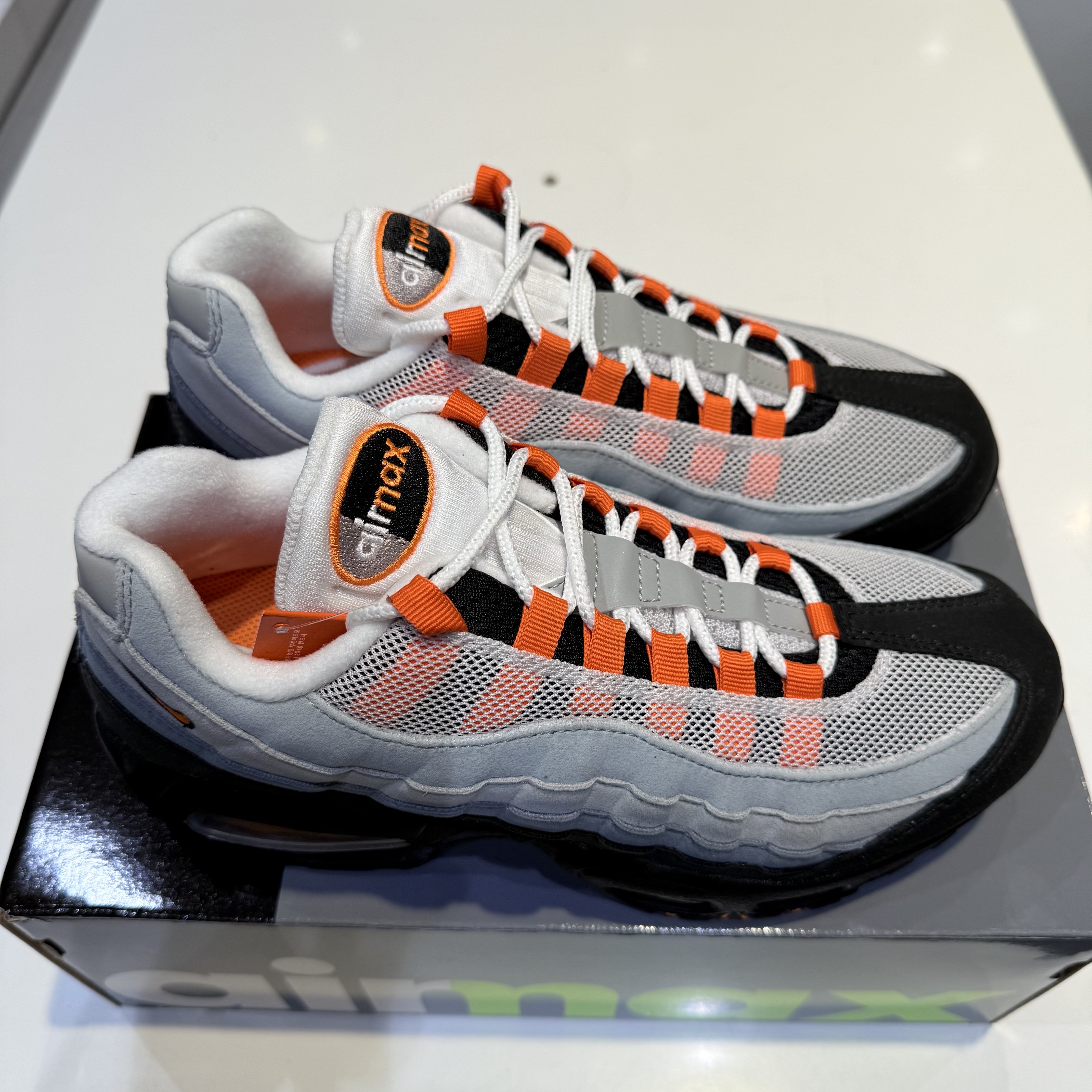Nike Air Max 95 OG Bright Mandarin 착용 스타일 - 4