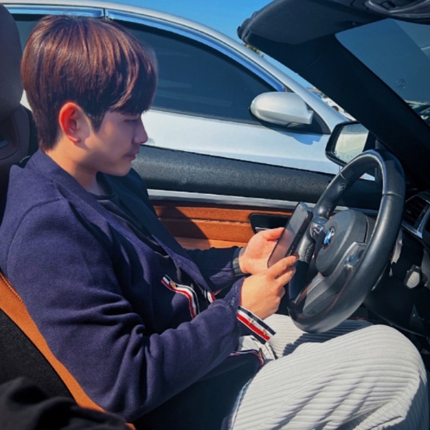 Thom Browne Milano Stitch 4-Bar Cardigan Navy 착용 스타일