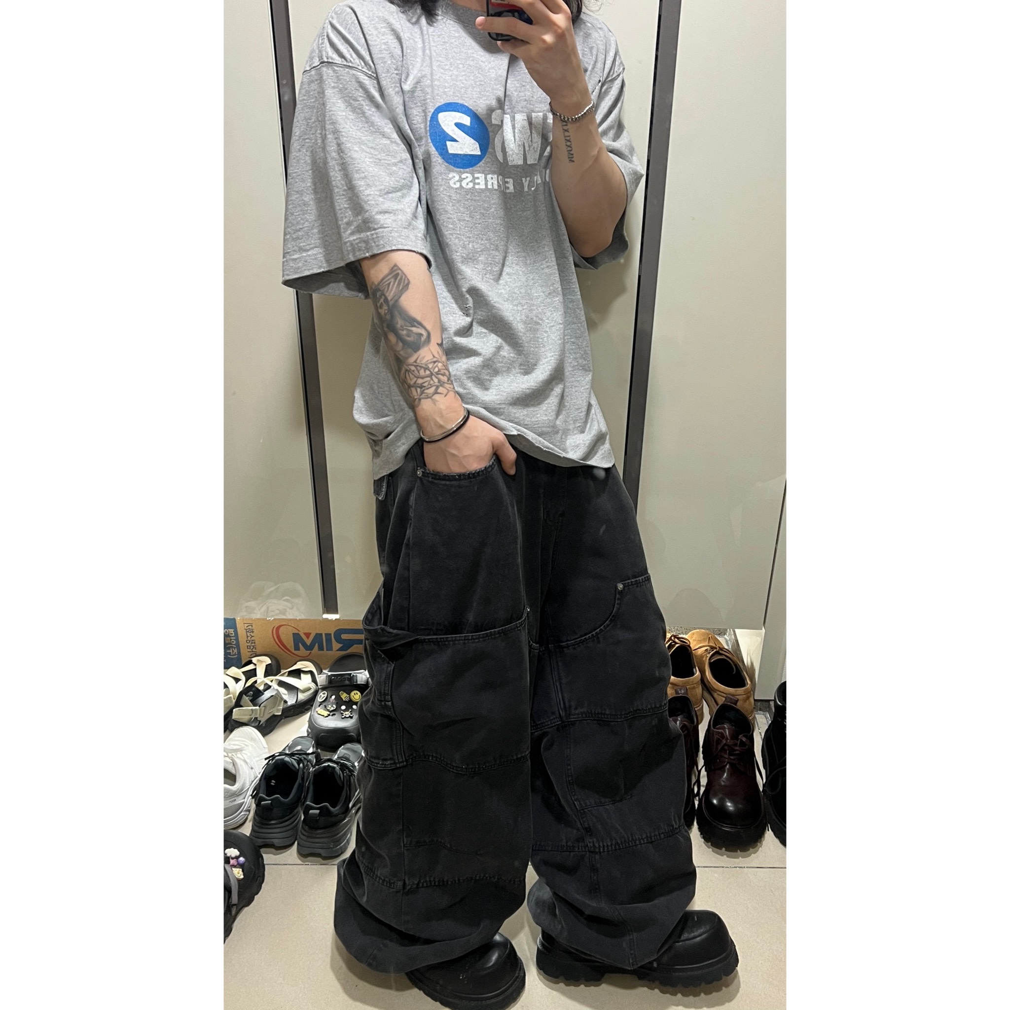 Nonnod Puckering News T-shirt Vintage grey, Nonnod Double Knee Cover Pants Vintage Black 착용 스타일 - 2