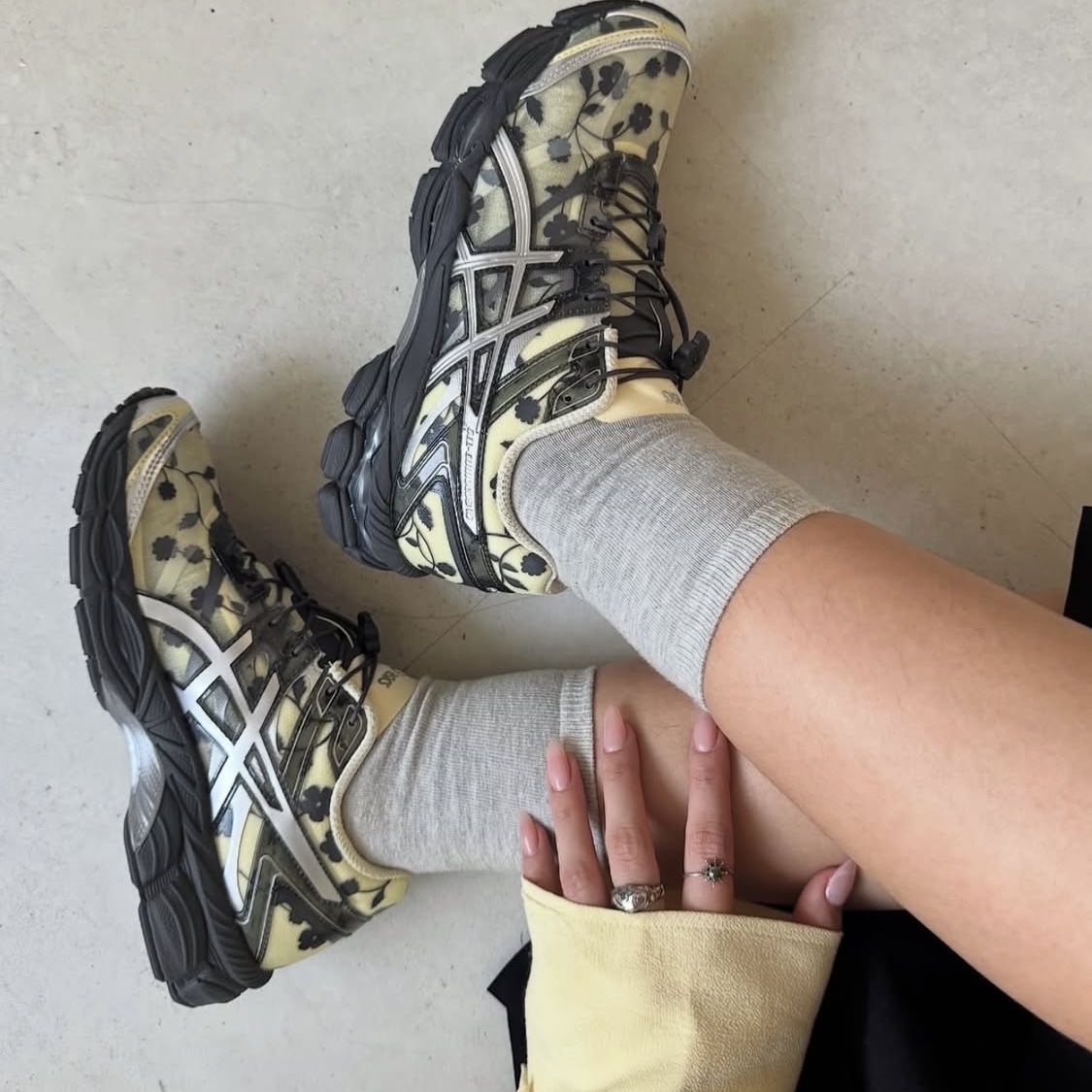 Asics x Cecilie Bahnsen Gel-Cumulus 16 Black Yellow 착용 스타일