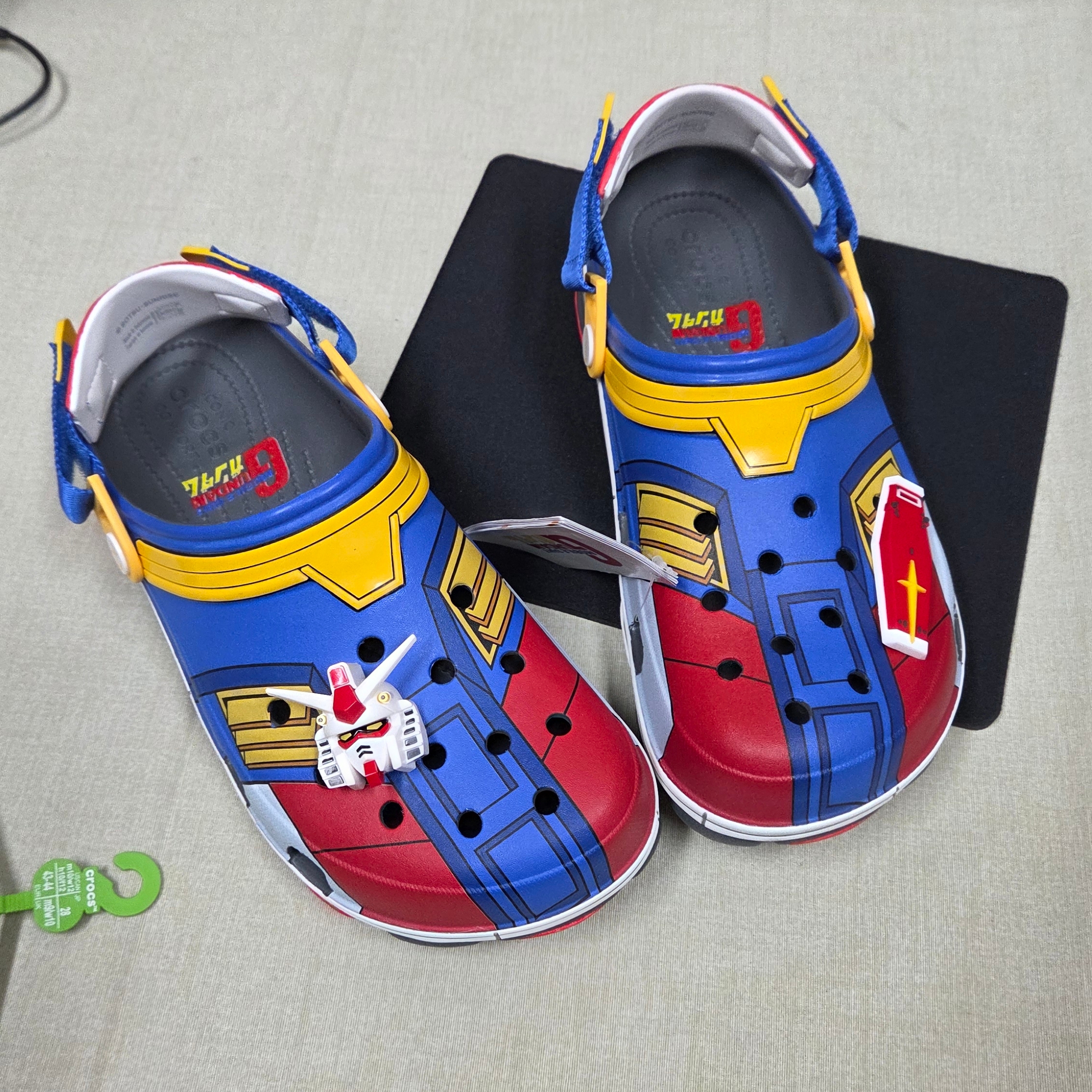 Crocs x Gundam All Terrian Clog Slate Grey 착용 스타일