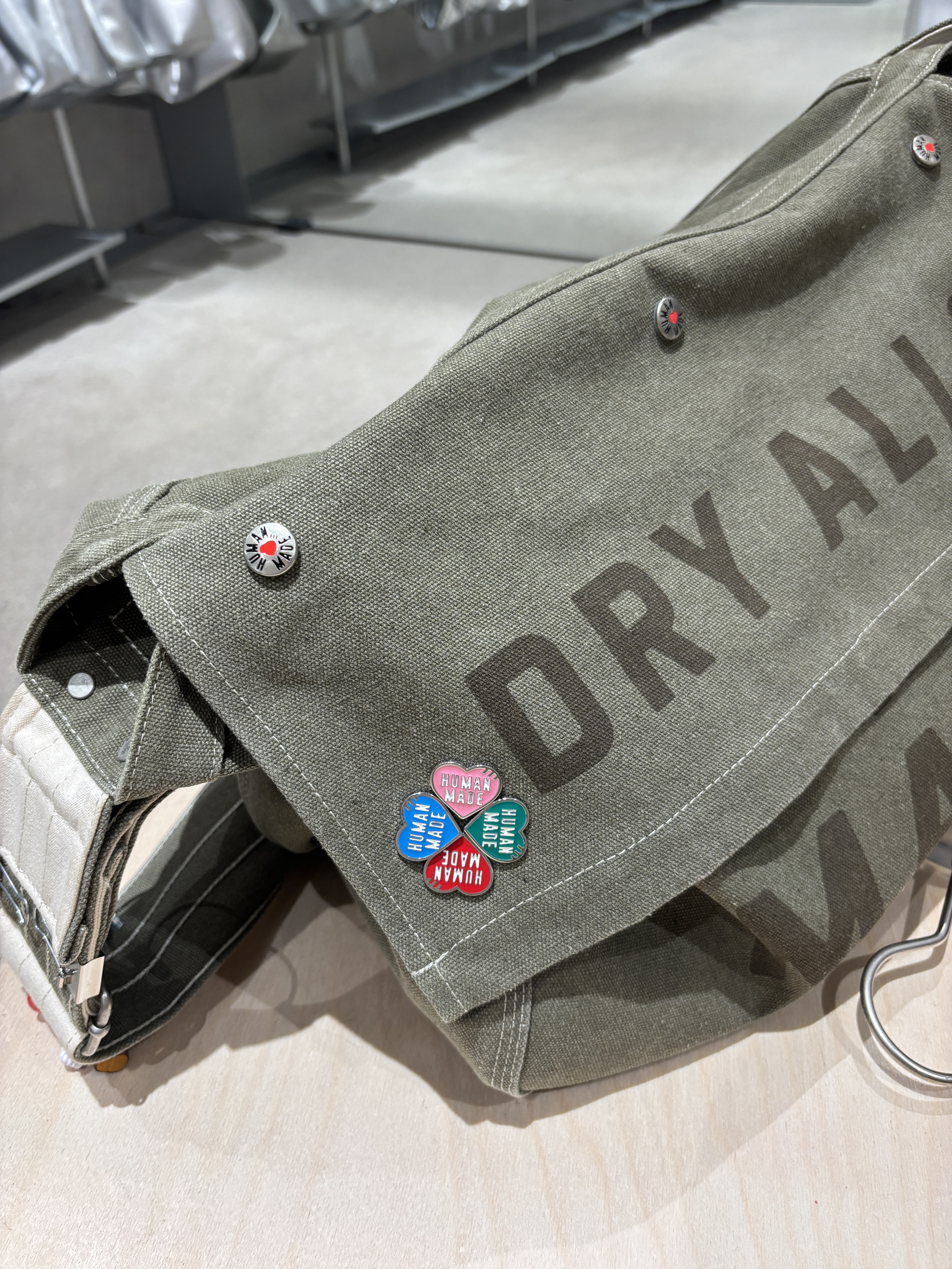 Human Made Mail Bag Olive Drab, Human Made Heart Pin Pink 착용 스타일