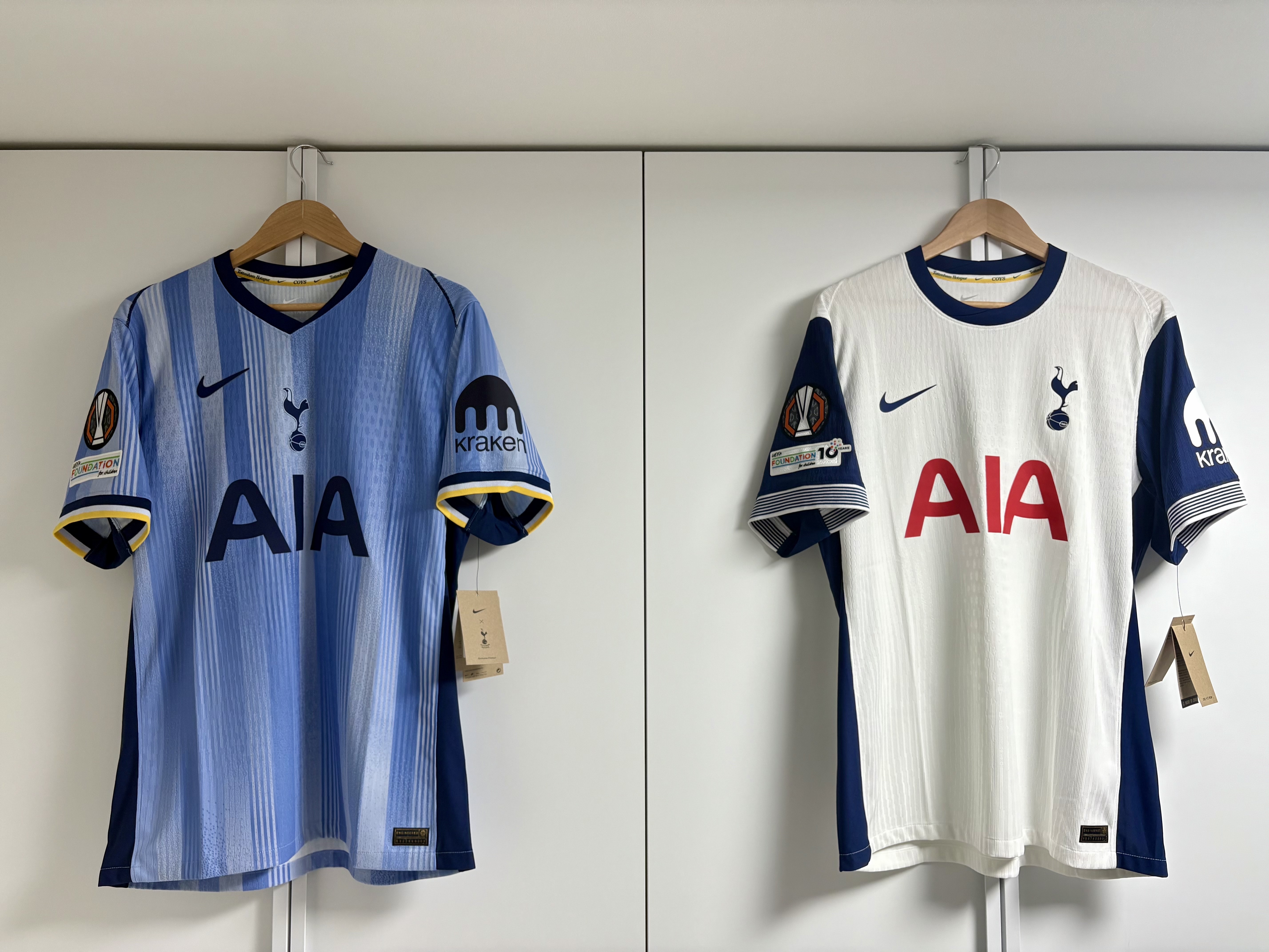 Nike Tottenham Hotspur 2024/25 Dri-Fit ADV Match Away Authentic Jersey Cobalt Bliss (Non Marking Ver.), Nike Tottenham Hotspur 2024/25 Dri-Fit ADV Match Home Authentic Jersey White (Non Marking Ver.) 착용 스타일 - 1