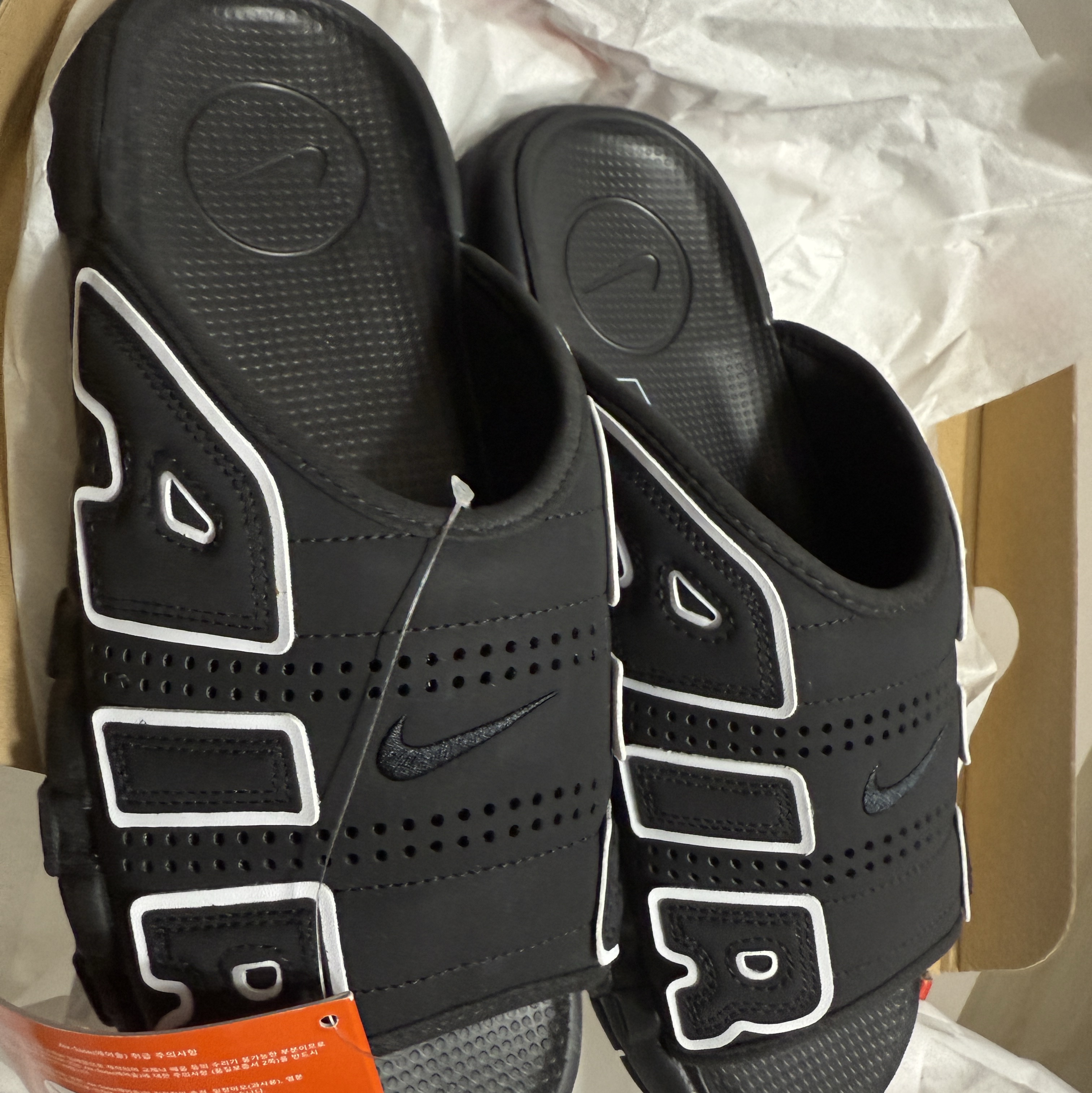 Nike Air More Uptempo Slide Black White 착용 스타일 - 4